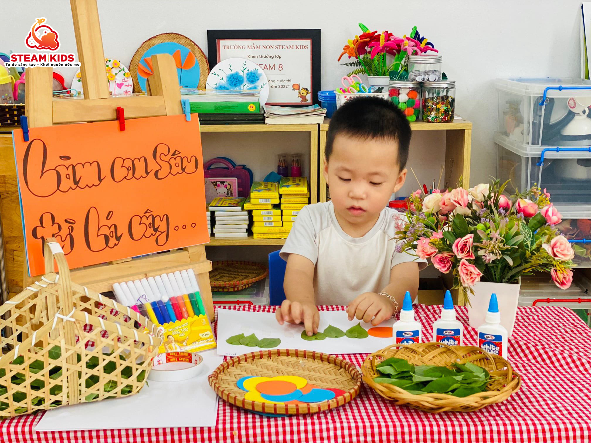 HOẠT ĐỘNG SÁNG TẠO: LÀM BỨC TRANH CON SÂU TỪ LÁ CÂY - Trường Mầm Non STEAM KIDS