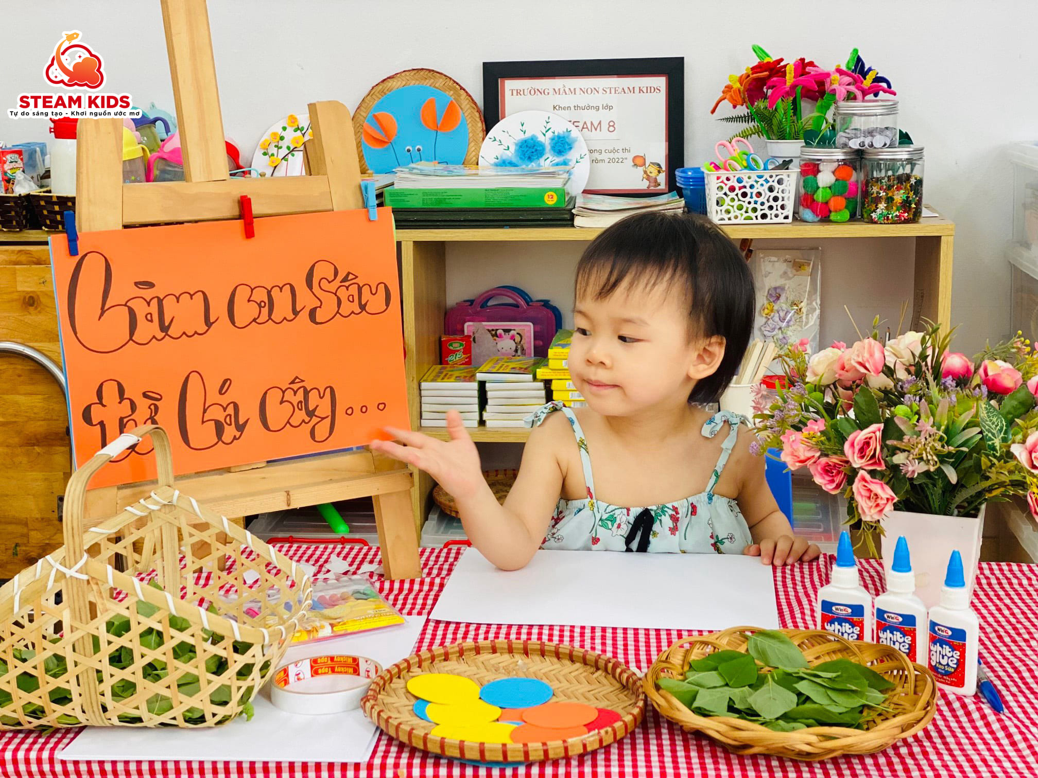 HOẠT ĐỘNG SÁNG TẠO: LÀM BỨC TRANH CON SÂU TỪ LÁ CÂY - Trường Mầm Non STEAM KIDS