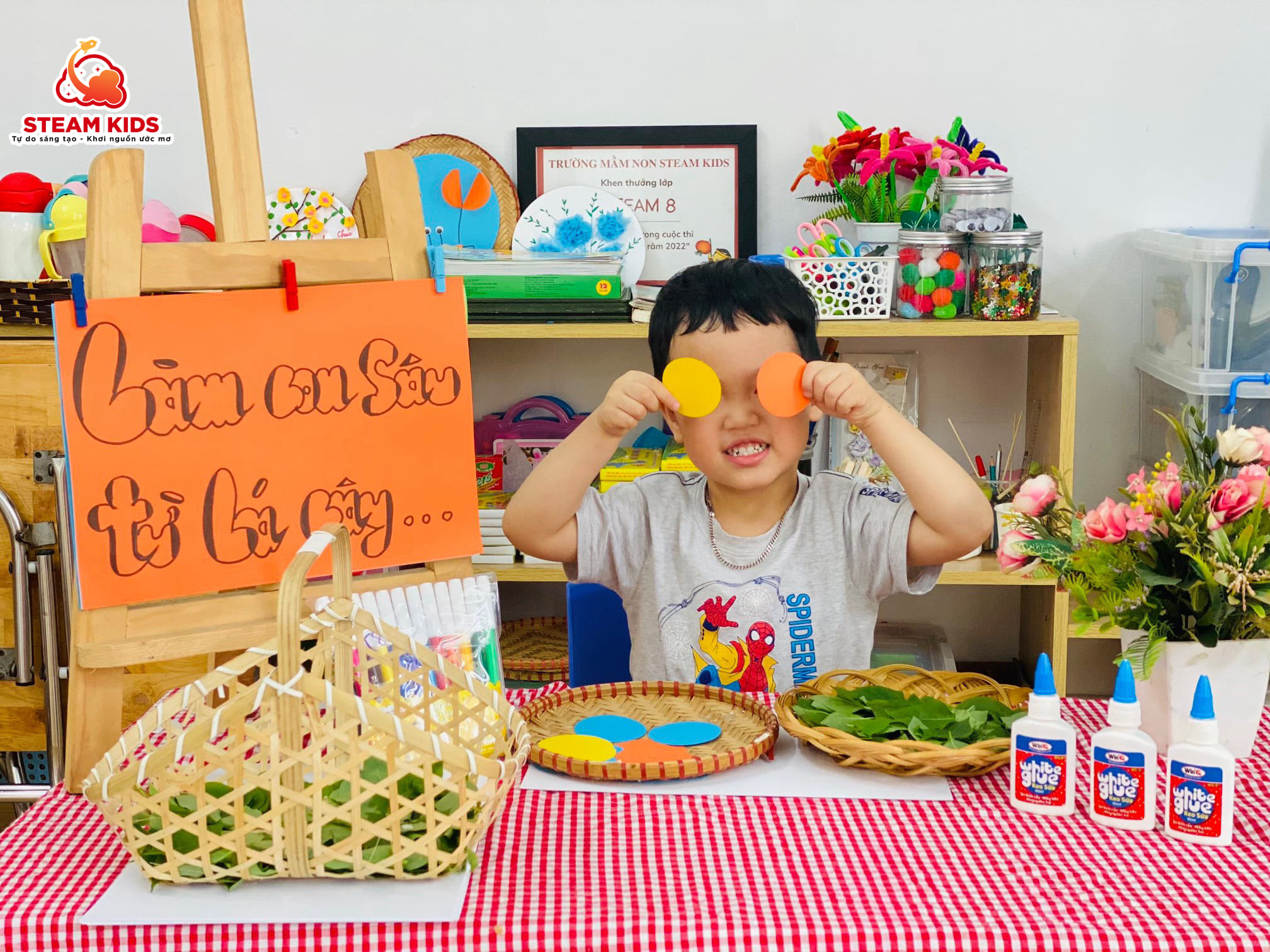 HOẠT ĐỘNG SÁNG TẠO: LÀM BỨC TRANH CON SÂU TỪ LÁ CÂY - Trường Mầm Non STEAM KIDS