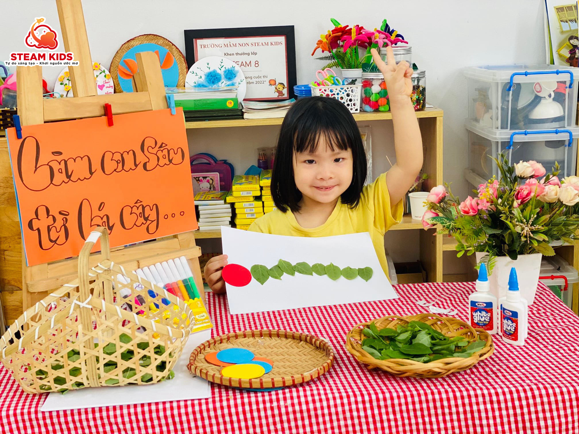 HOẠT ĐỘNG SÁNG TẠO: LÀM BỨC TRANH CON SÂU TỪ LÁ CÂY - Trường Mầm Non STEAM KIDS