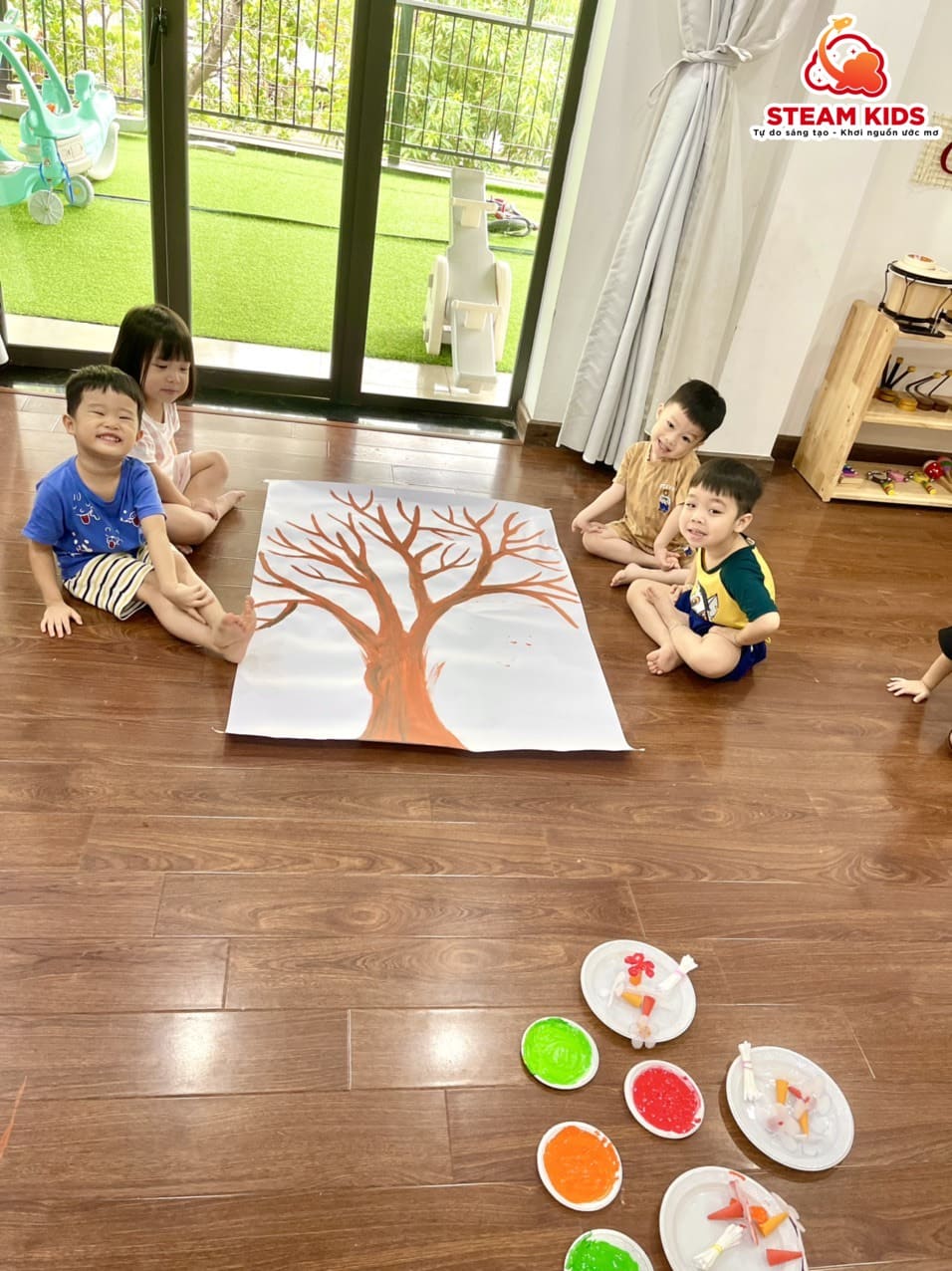 HOẠT ĐỘNG TẠO HÌNH: TRANG TRÍ HOA PHƯỢNG HOẠT ĐỘNG TẠO HÌNH: TRANG TRÍ HOA PHƯỢNG - Trường Mầm Non STEAM KIDS