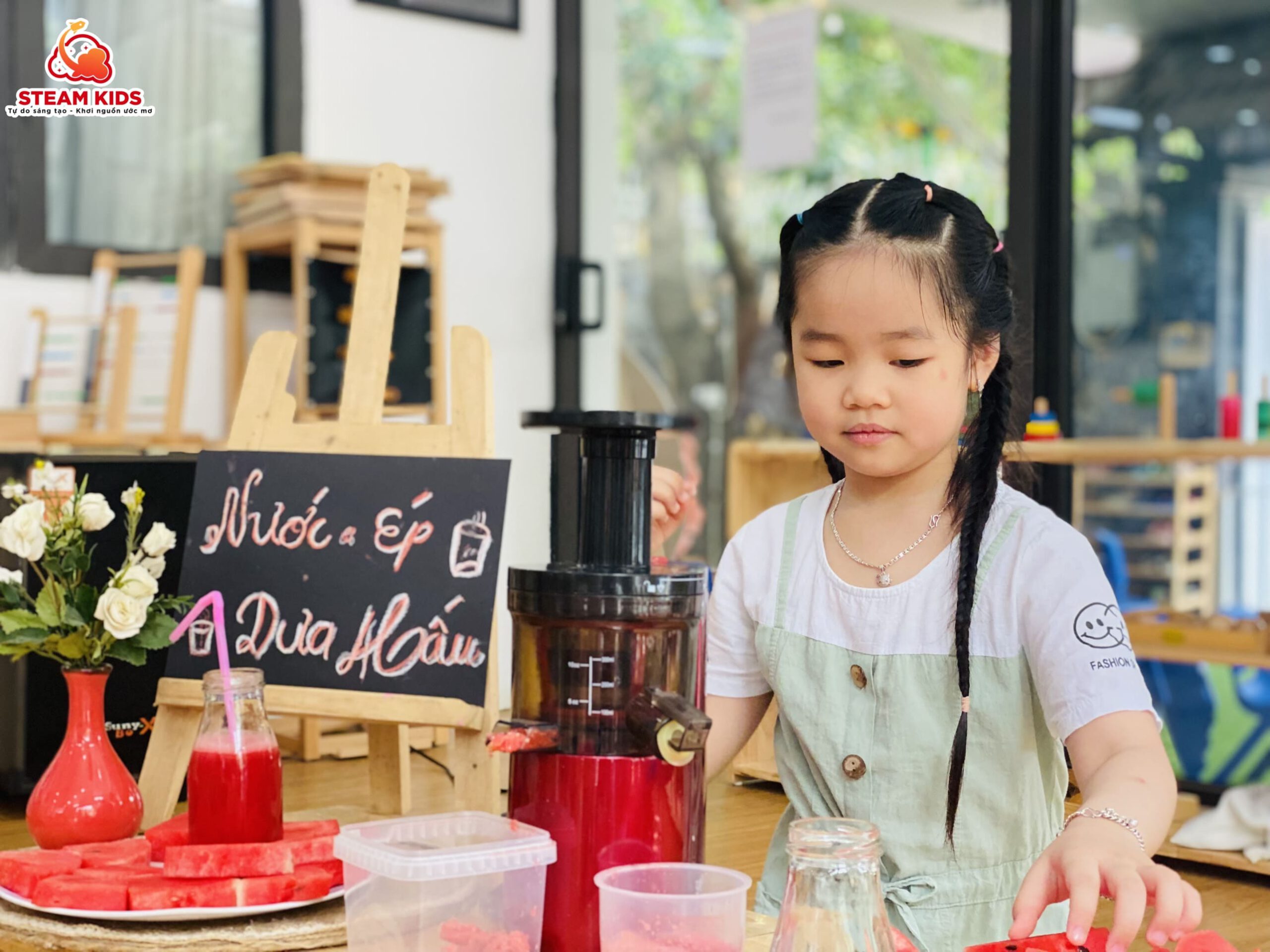 ẨM THỰC: BÉ LÀM NƯỚC ÉP DƯA HẤU ẨM THỰC: BÉ LÀM NƯỚC ÉP DƯA HẤU - Trường Mầm Non STEAM KIDS