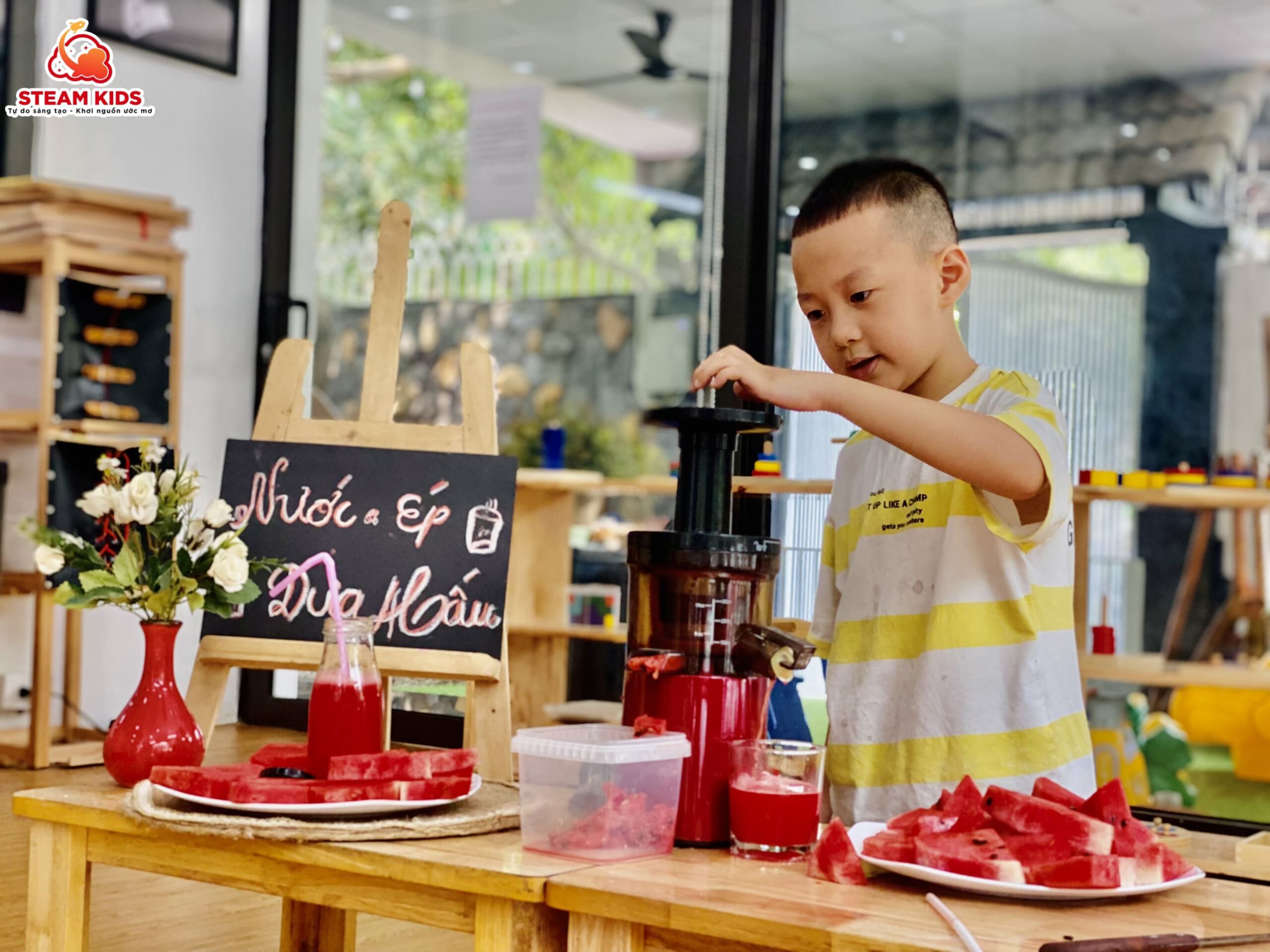 ẨM THỰC: BÉ LÀM NƯỚC ÉP DƯA HẤU ẨM THỰC: BÉ LÀM NƯỚC ÉP DƯA HẤU - Trường Mầm Non STEAM KIDS