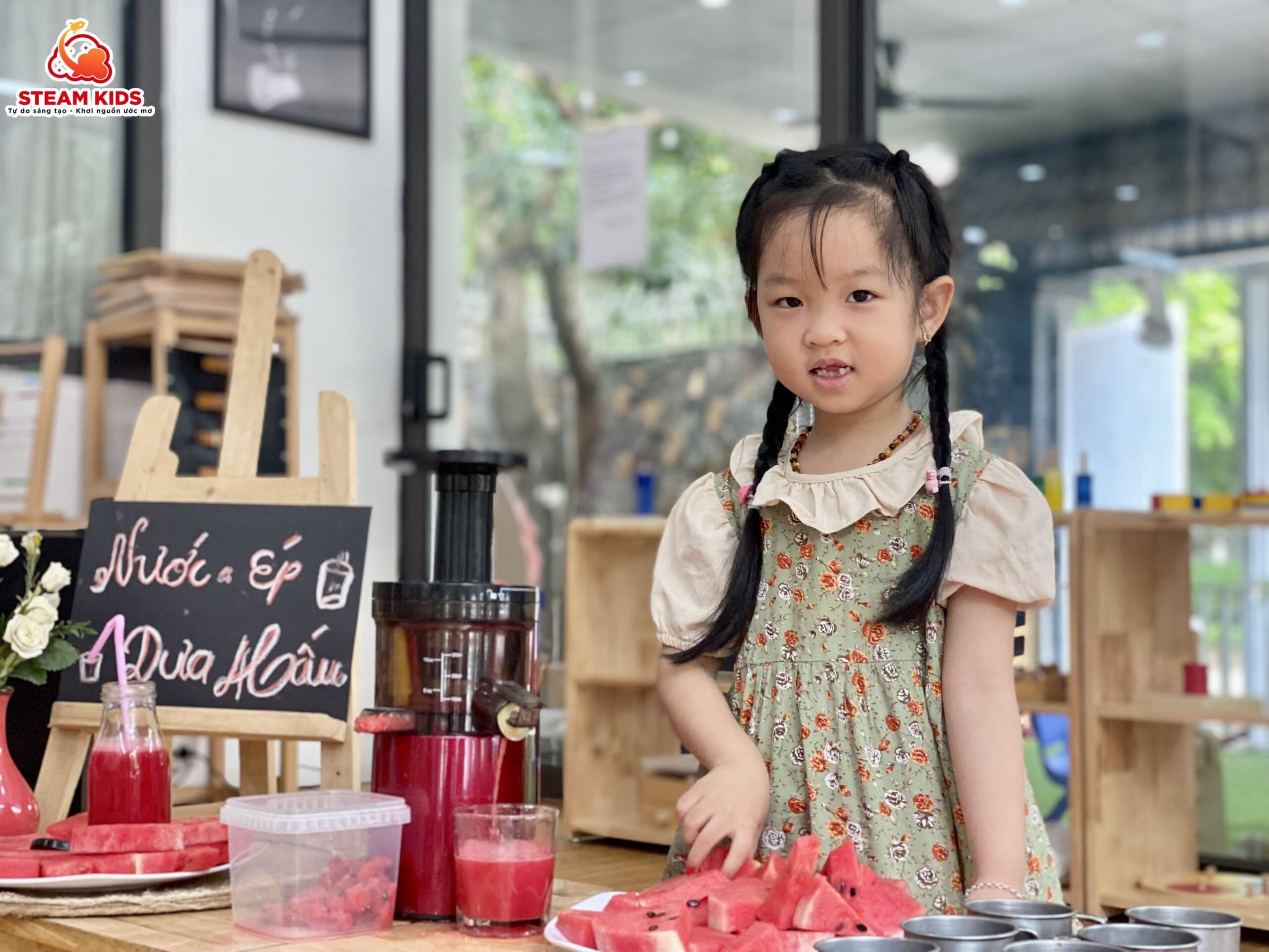 ẨM THỰC: BÉ LÀM NƯỚC ÉP DƯA HẤU ẨM THỰC: BÉ LÀM NƯỚC ÉP DƯA HẤU - Trường Mầm Non STEAM KIDS