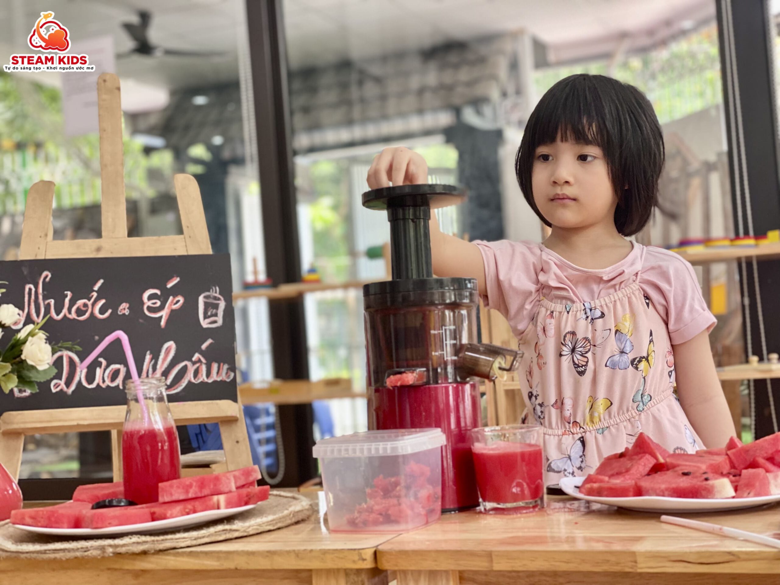 ẨM THỰC: BÉ LÀM NƯỚC ÉP DƯA HẤU ẨM THỰC: BÉ LÀM NƯỚC ÉP DƯA HẤU - Trường Mầm Non STEAM KIDS