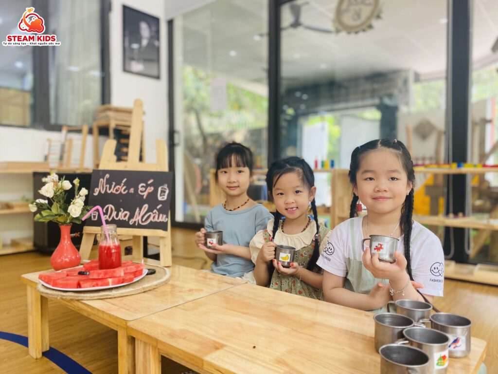 ẨM THỰC: BÉ LÀM NƯỚC ÉP DƯA HẤU ẨM THỰC: BÉ LÀM NƯỚC ÉP DƯA HẤU - Trường Mầm Non STEAM KIDS