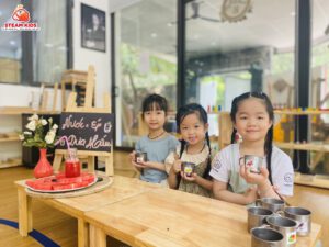 ẨM THỰC: BÉ LÀM NƯỚC ÉP DƯA HẤU - Trường Mầm Non STEAM KIDS