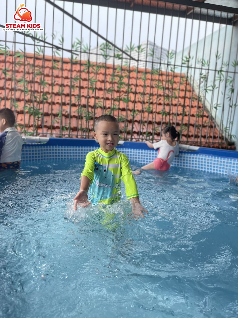 HOẠT ĐỘNG BƠI ĐẦY VUI NHỘN CỦA CÁC BẠN NHỎ LỚP STEAM1 HOẠT ĐỘNG BƠI ĐẦY VUI NHỘN CỦA CÁC BẠN NHỎ LỚP STEAM1 - Trường Mầm Non STEAM KIDS