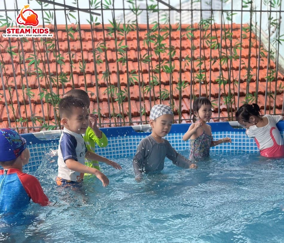 HOẠT ĐỘNG BƠI ĐẦY VUI NHỘN CỦA CÁC BẠN NHỎ LỚP STEAM1 HOẠT ĐỘNG BƠI ĐẦY VUI NHỘN CỦA CÁC BẠN NHỎ LỚP STEAM1 - Trường Mầm Non STEAM KIDS