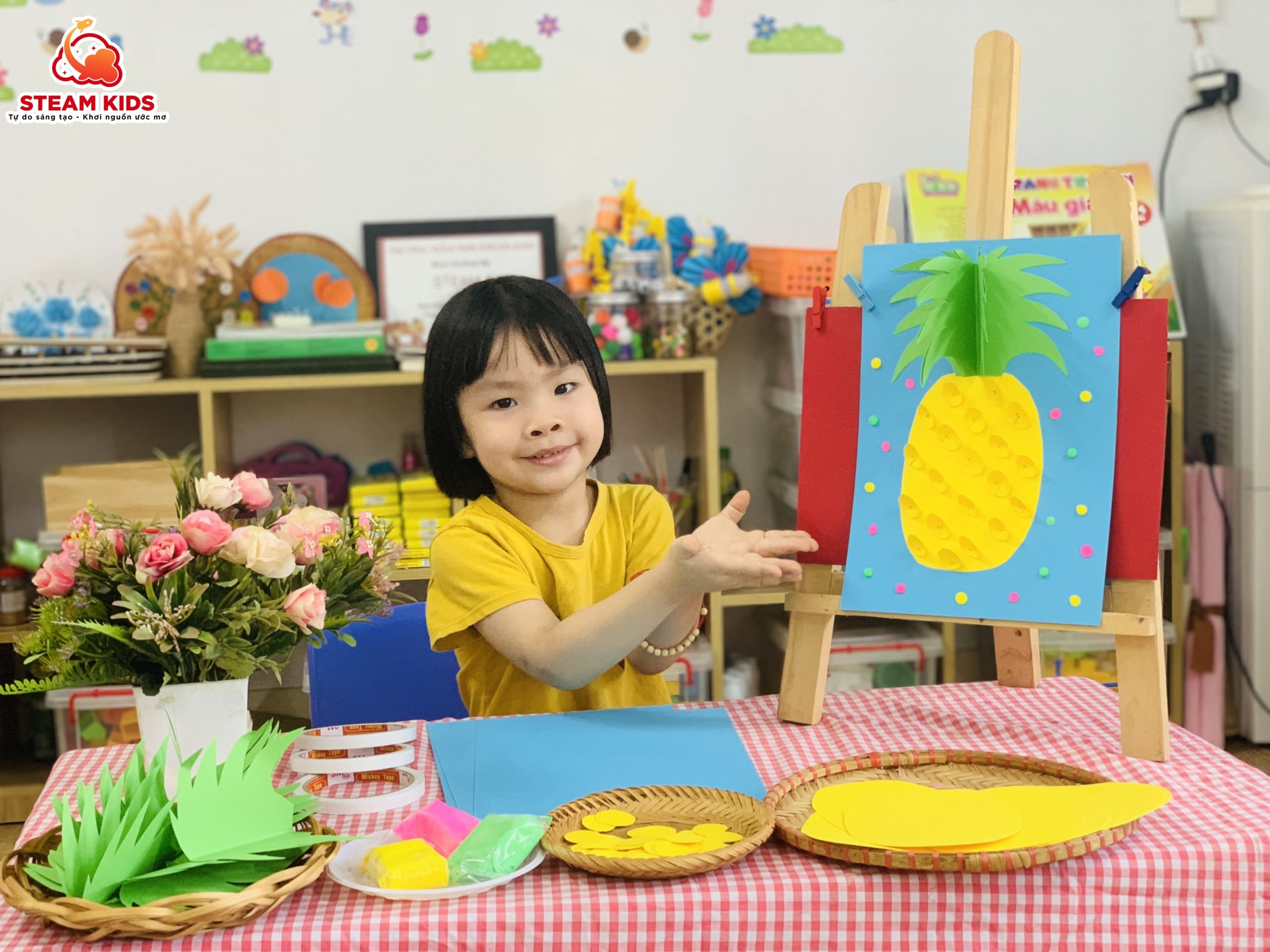 HOẠT ĐỘNG TẠO HÌNH: LÀM QUẢ DỨA TỪ GIẤY MÀU HOẠT ĐỘNG TẠO HÌNH: LÀM QUẢ DỨA TỪ GIẤY MÀU - Trường Mầm Non STEAM KIDS