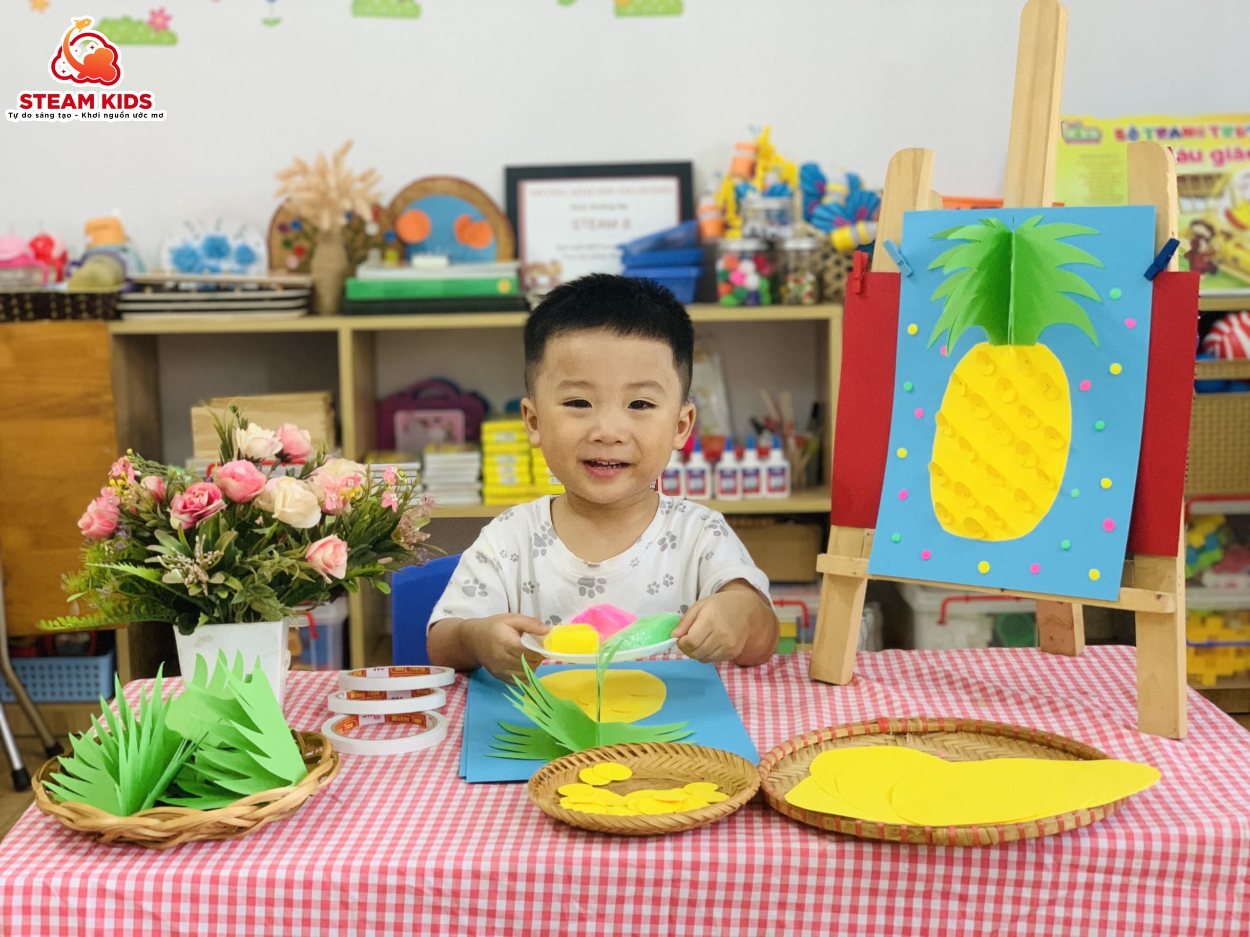 HOẠT ĐỘNG TẠO HÌNH: LÀM QUẢ DỨA TỪ GIẤY MÀU HOẠT ĐỘNG TẠO HÌNH: LÀM QUẢ DỨA TỪ GIẤY MÀU - Trường Mầm Non STEAM KIDS