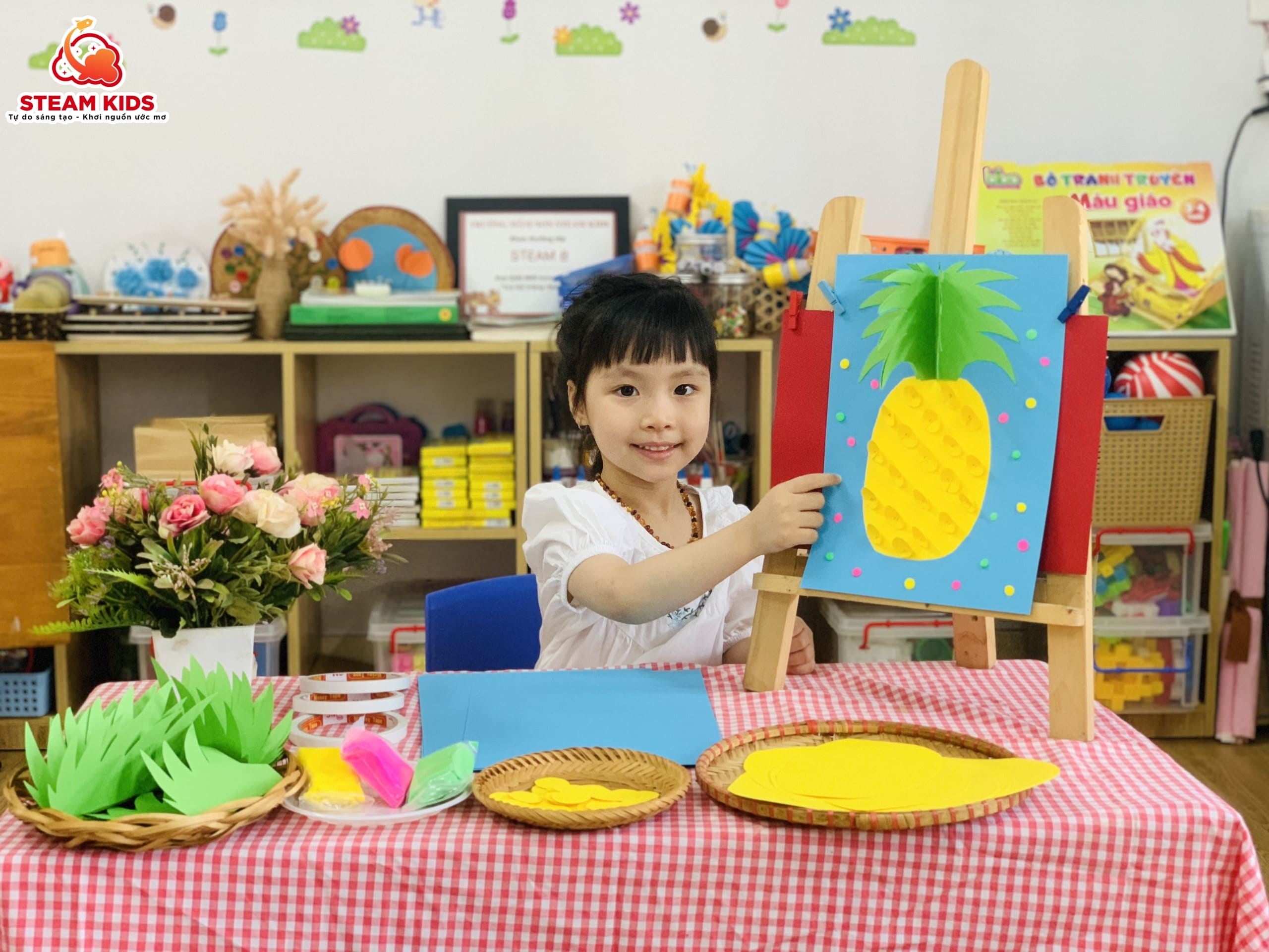 HOẠT ĐỘNG TẠO HÌNH: LÀM QUẢ DỨA TỪ GIẤY MÀU HOẠT ĐỘNG TẠO HÌNH: LÀM QUẢ DỨA TỪ GIẤY MÀU - Trường Mầm Non STEAM KIDS