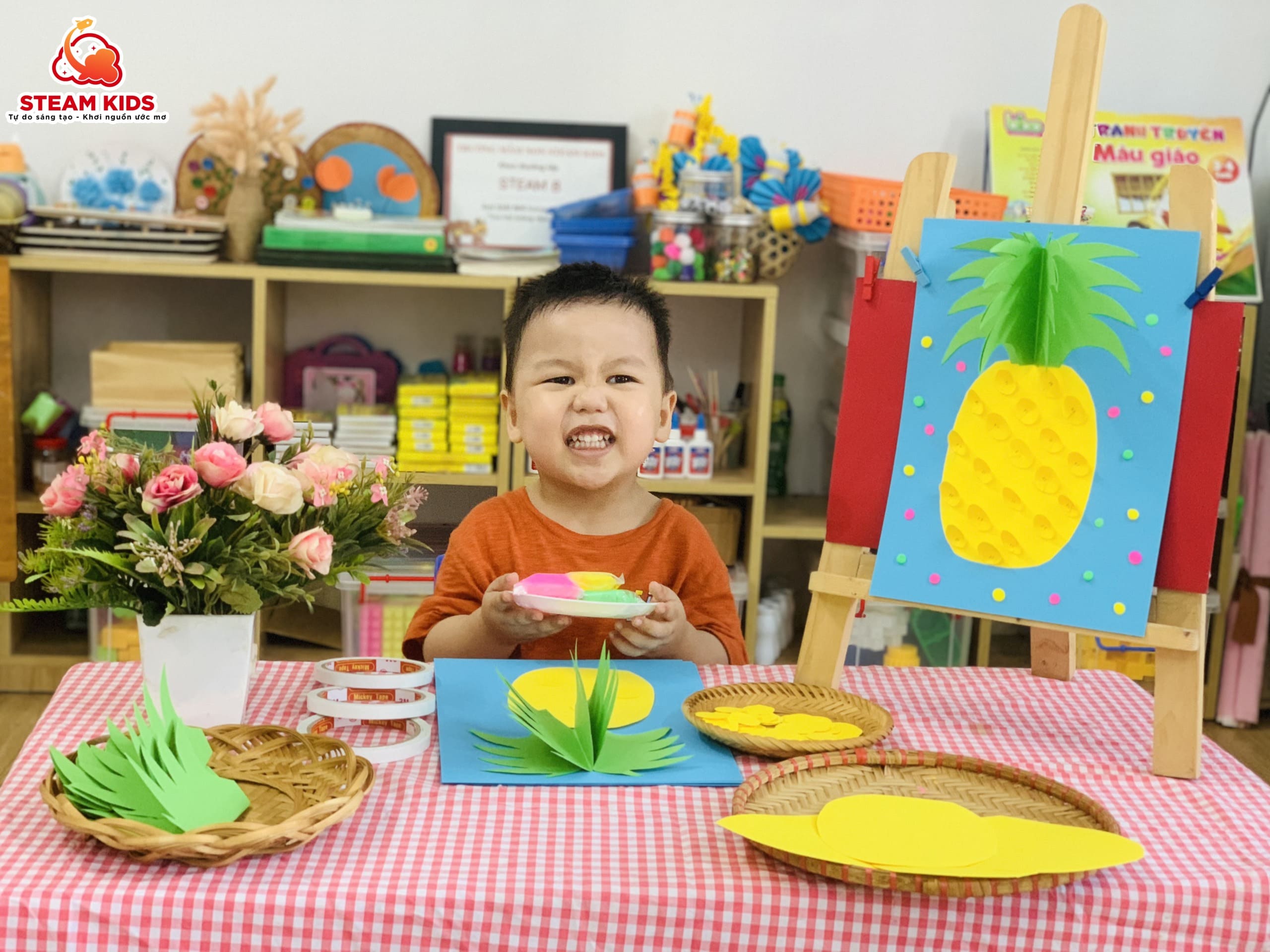 HOẠT ĐỘNG TẠO HÌNH: LÀM QUẢ DỨA TỪ GIẤY MÀU HOẠT ĐỘNG TẠO HÌNH: LÀM QUẢ DỨA TỪ GIẤY MÀU - Trường Mầm Non STEAM KIDS