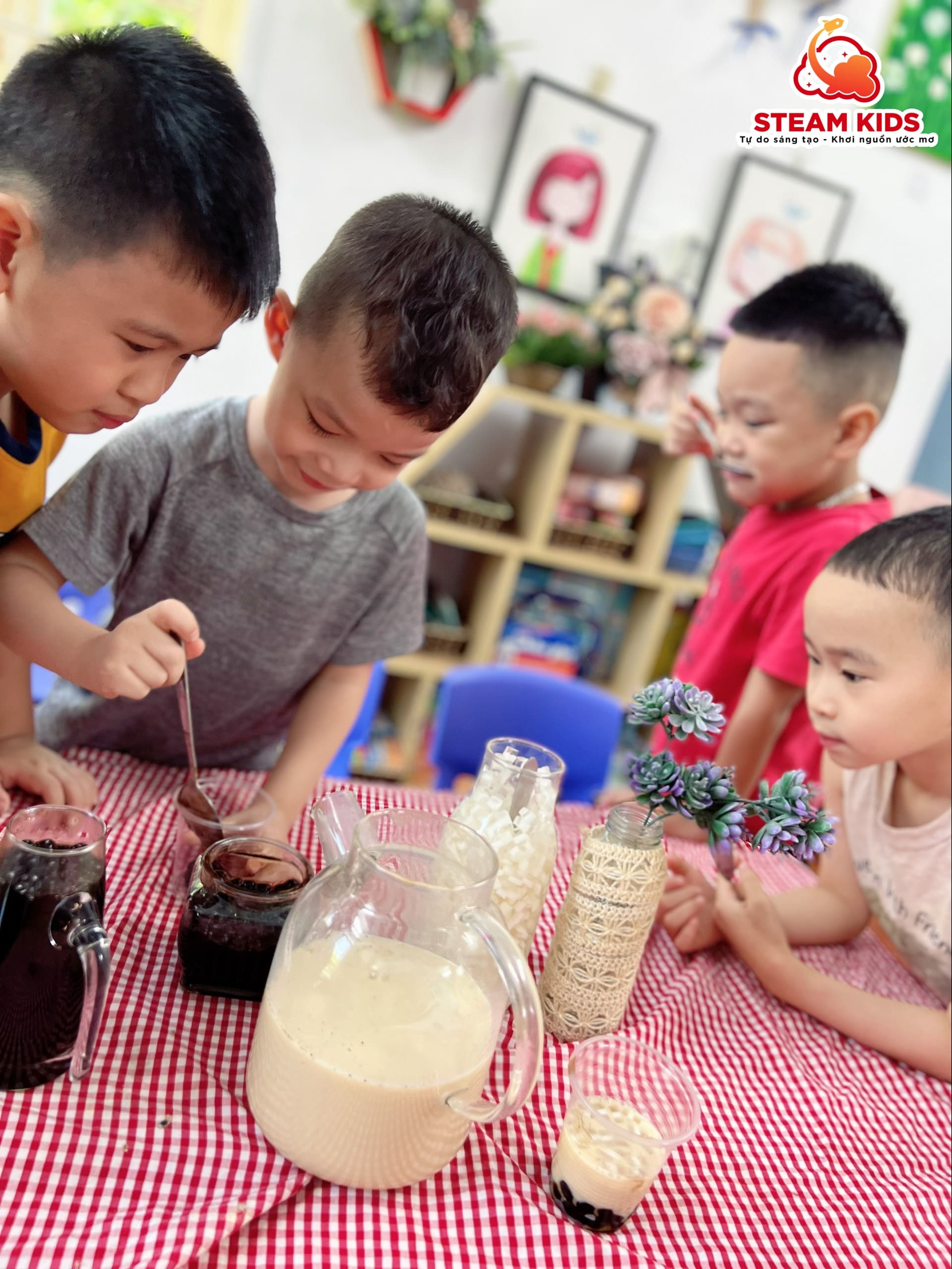 LÀM TRÀ SỮA TRÂN CHÂU - Trường Mầm Non STEAM KIDS