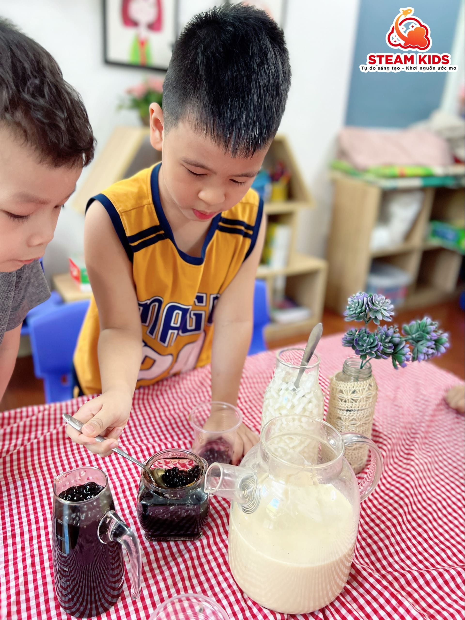 LÀM TRÀ SỮA TRÂN CHÂU - Trường Mầm Non STEAM KIDS