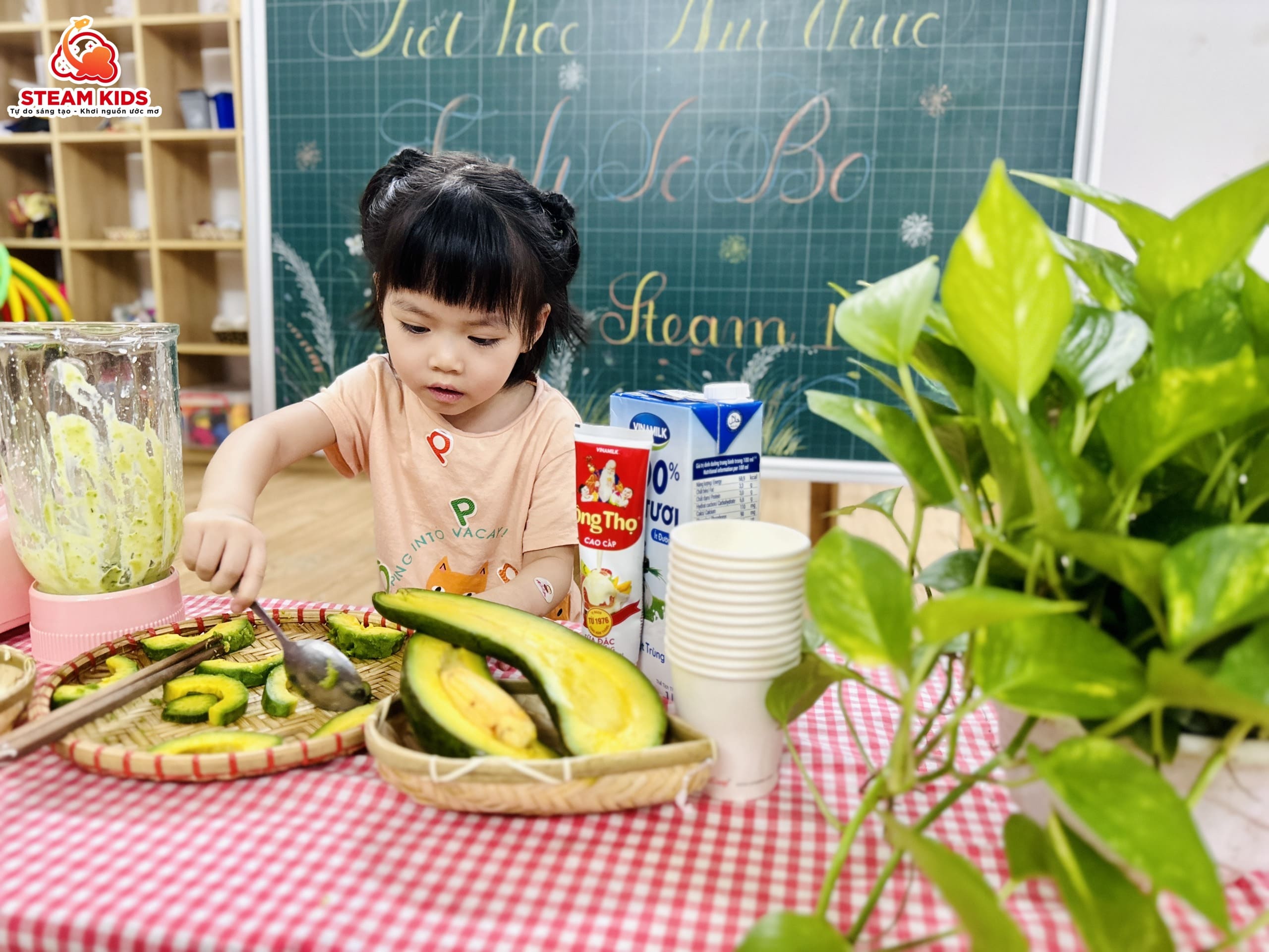 ẨM THỰC: BÉ LÀM MÓN SINH TỐ BƠ - Trường Mầm Non STEAM KIDS