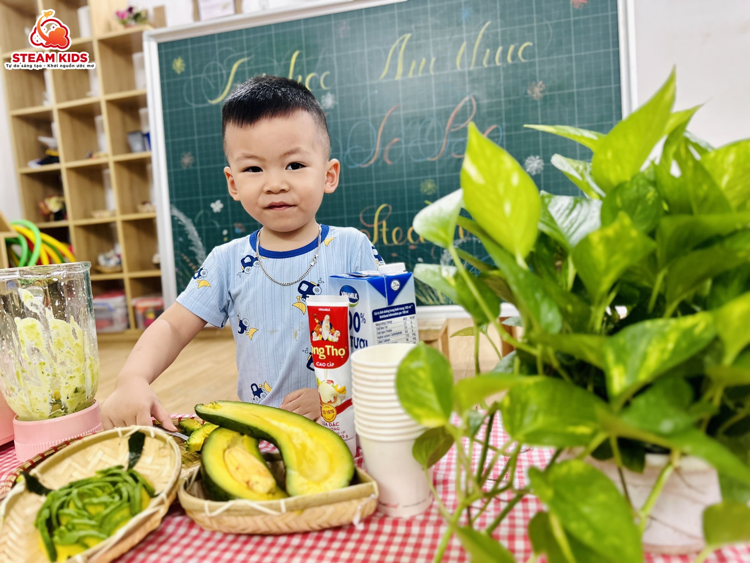 ẨM THỰC: BÉ LÀM MÓN SINH TỐ BƠ - Trường Mầm Non STEAM KIDS