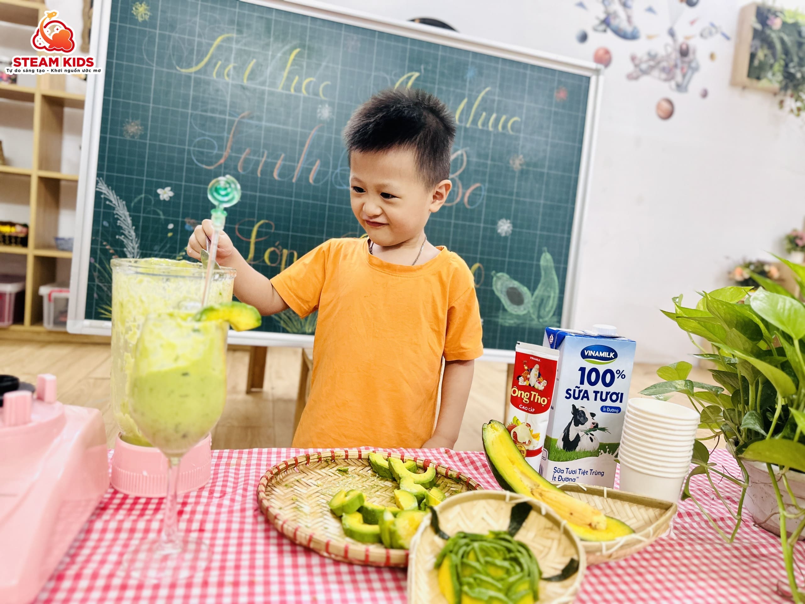 ẨM THỰC: BÉ LÀM MÓN SINH TỐ BƠ - Trường Mầm Non STEAM KIDS