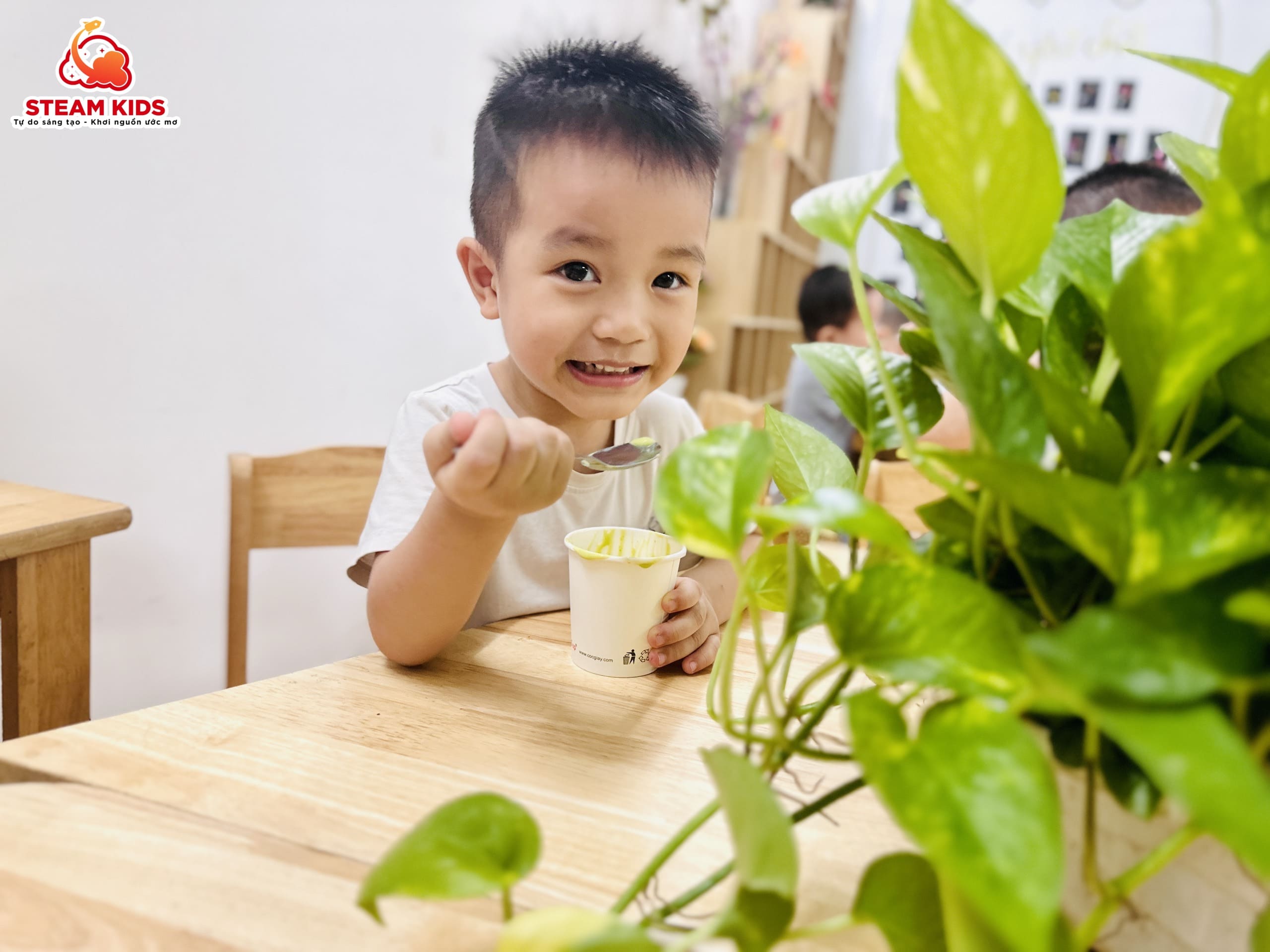 ẨM THỰC: BÉ LÀM MÓN SINH TỐ BƠ - Trường Mầm Non STEAM KIDS