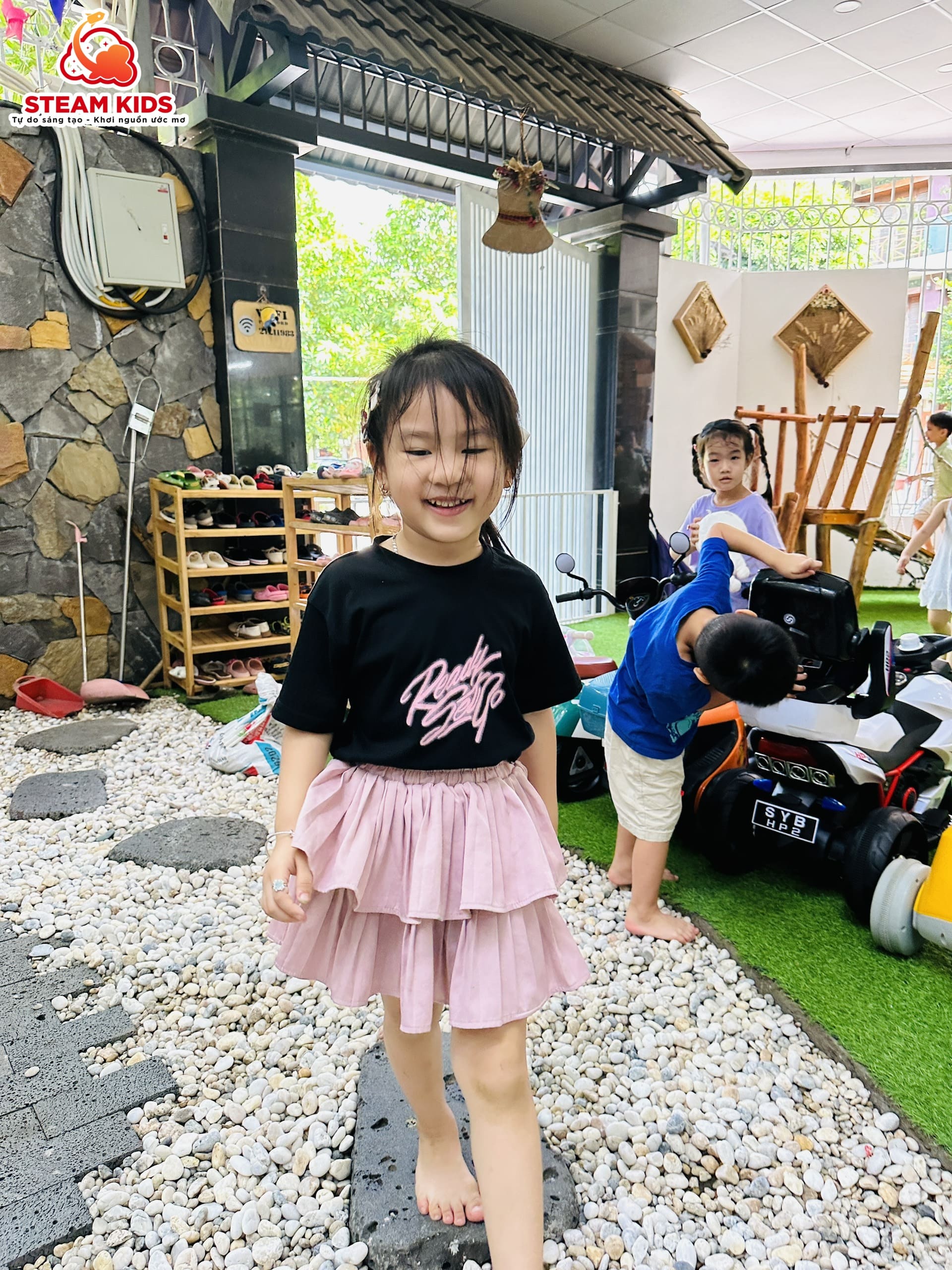 HOẠT ĐỘNG VUI CHƠI NGOÀI TRỜI HOẠT ĐỘNG VUI CHƠI NGOÀI TRỜI - Trường Mầm Non STEAM KIDS