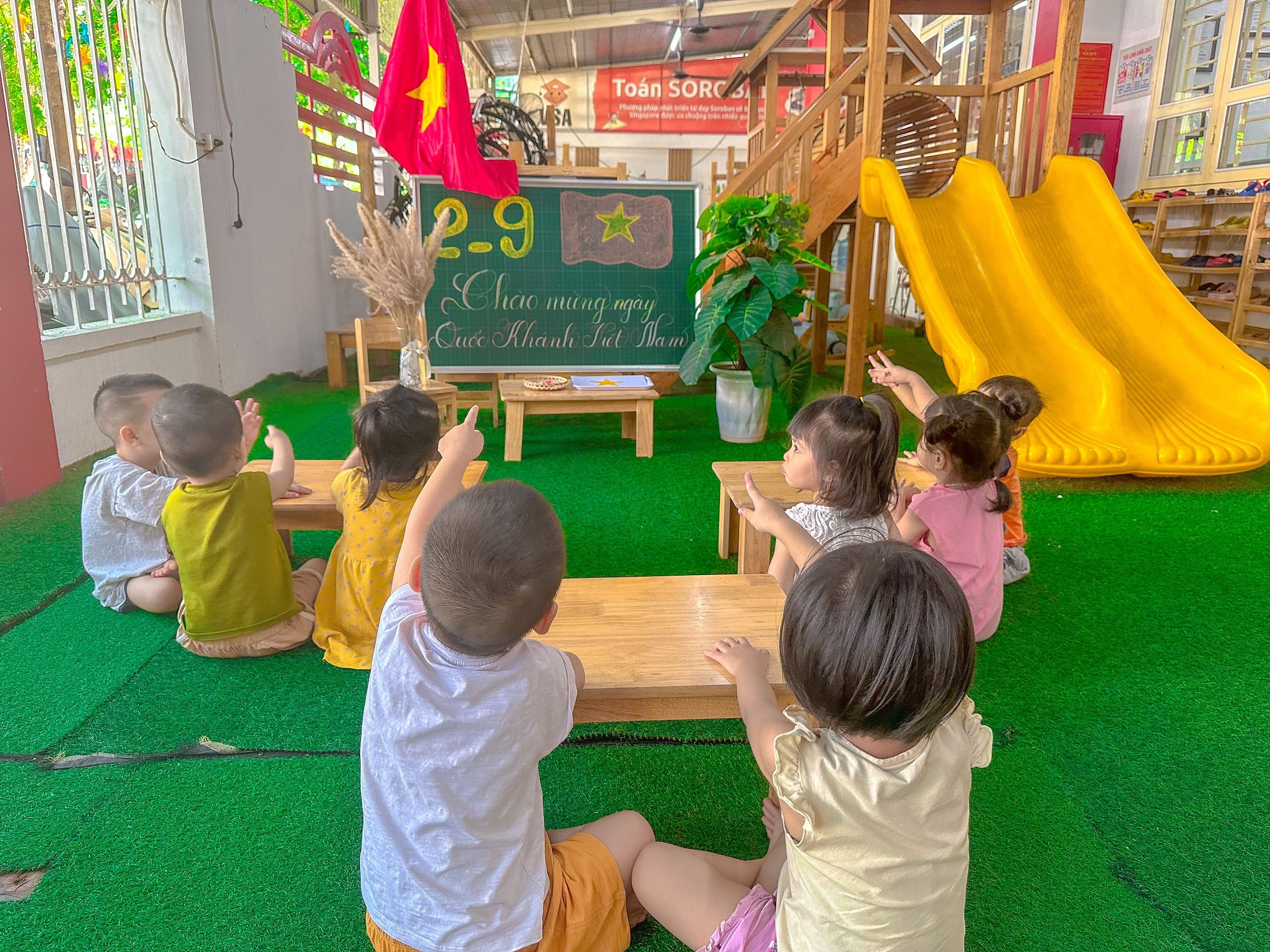TRANG TRÍ LÁ CỜ TỔ QUỐC - Trường Mầm Non STEAM KIDS