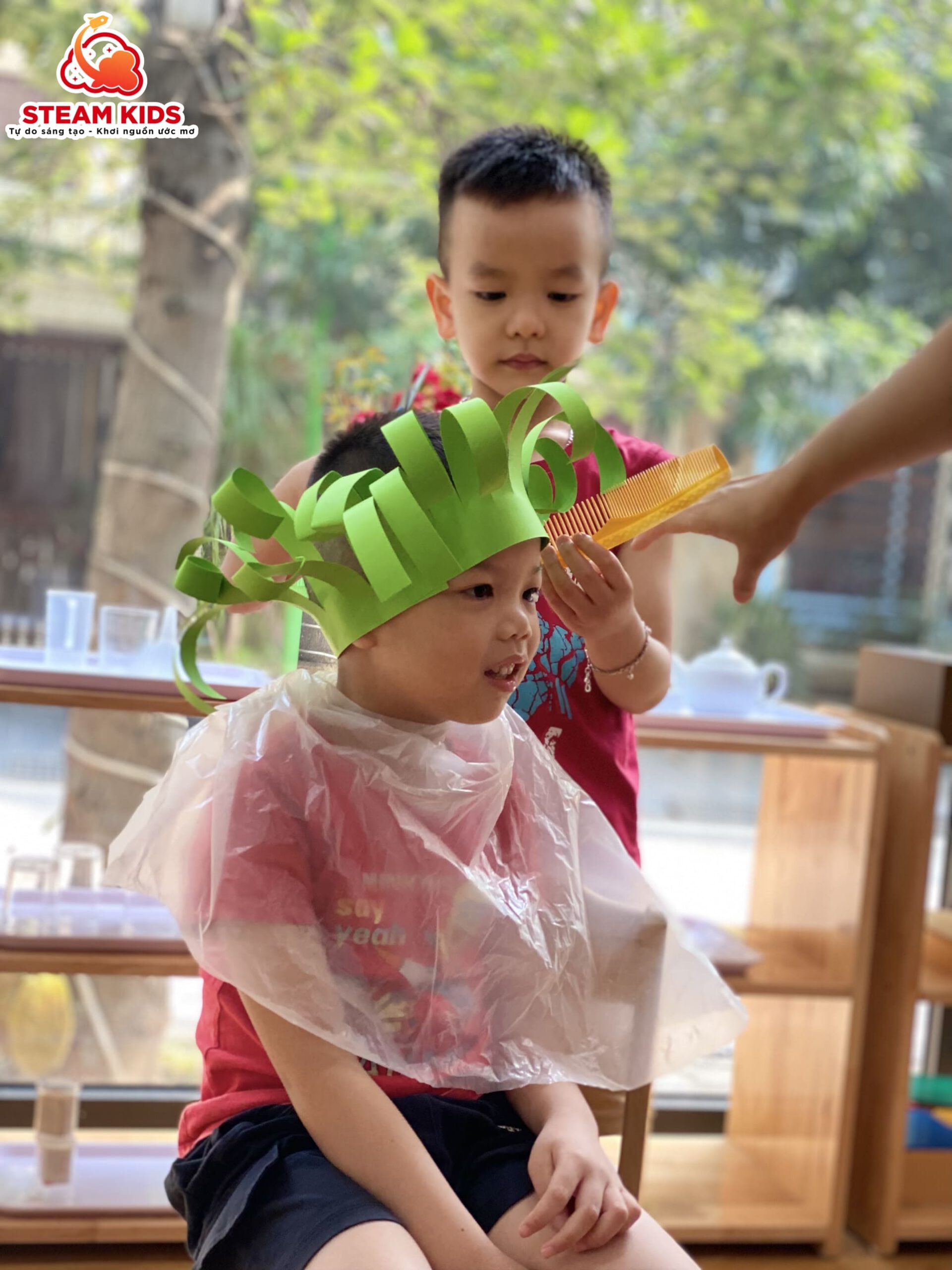 NHÀ TẠO MẪU TÓC TÍ HON NHÀ TẠO MẪU TÓC TÍ HON - Trường Mầm Non STEAM KIDS