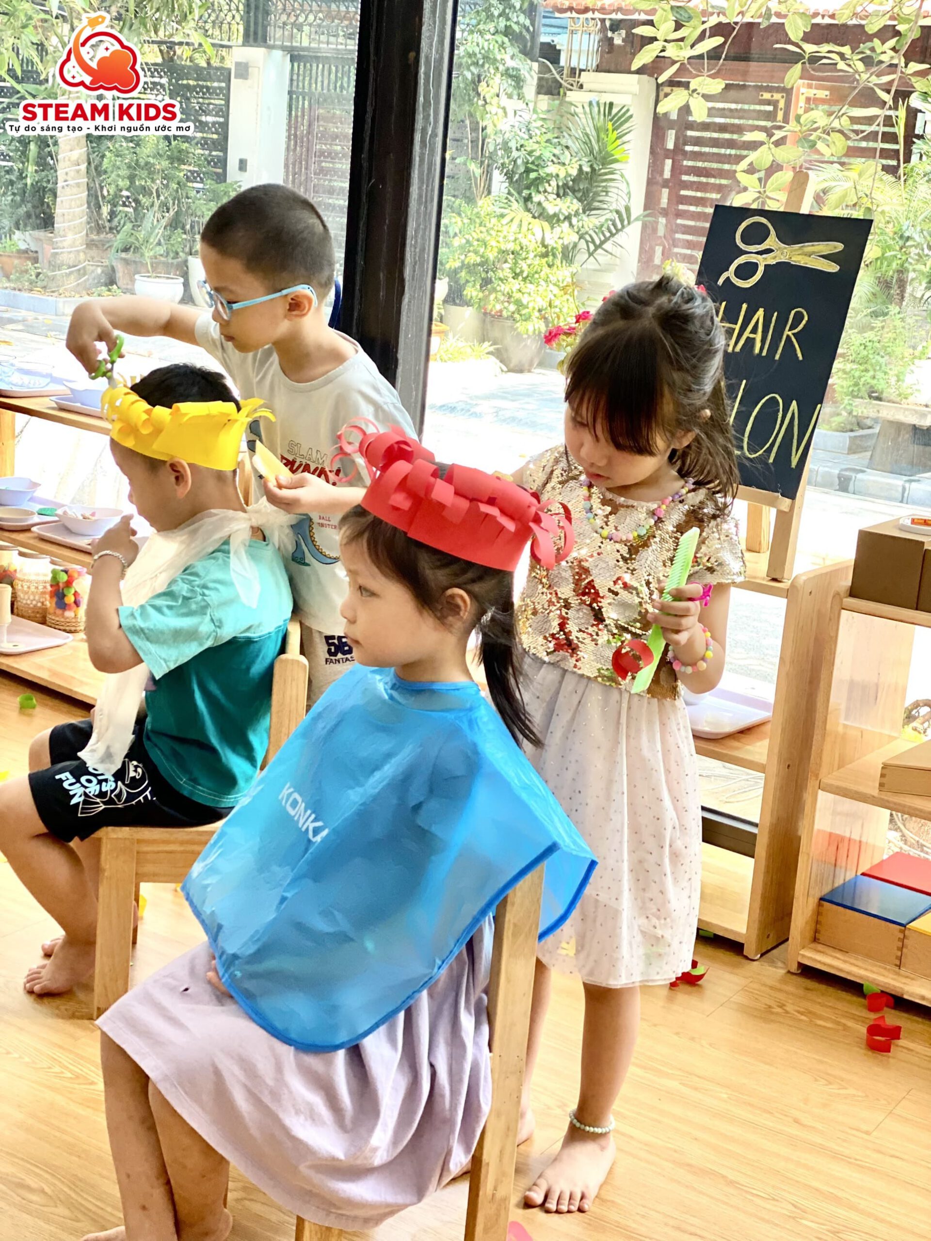 NHÀ TẠO MẪU TÓC TÍ HON NHÀ TẠO MẪU TÓC TÍ HON - Trường Mầm Non STEAM KIDS
