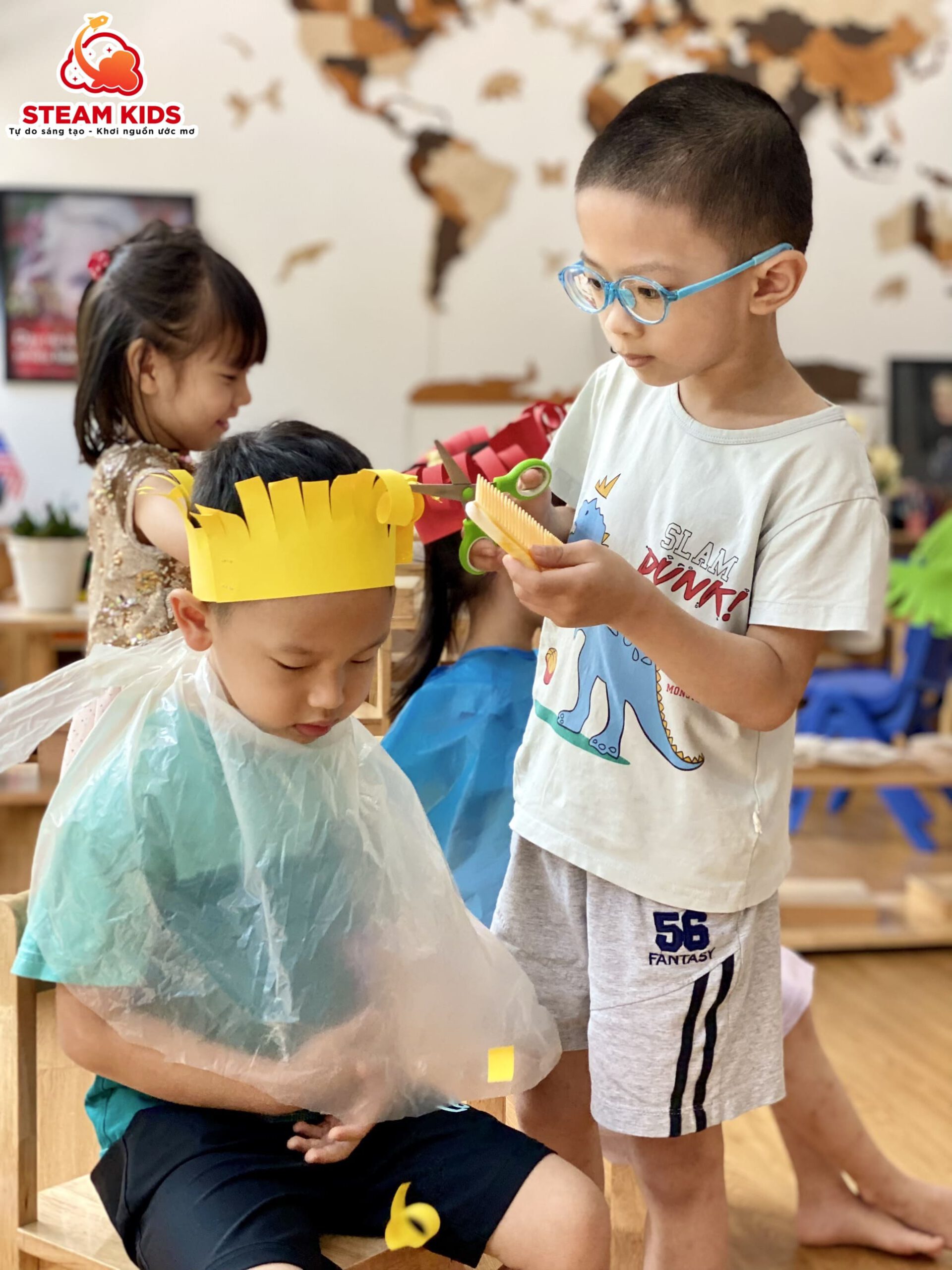 NHÀ TẠO MẪU TÓC TÍ HON NHÀ TẠO MẪU TÓC TÍ HON - Trường Mầm Non STEAM KIDS
