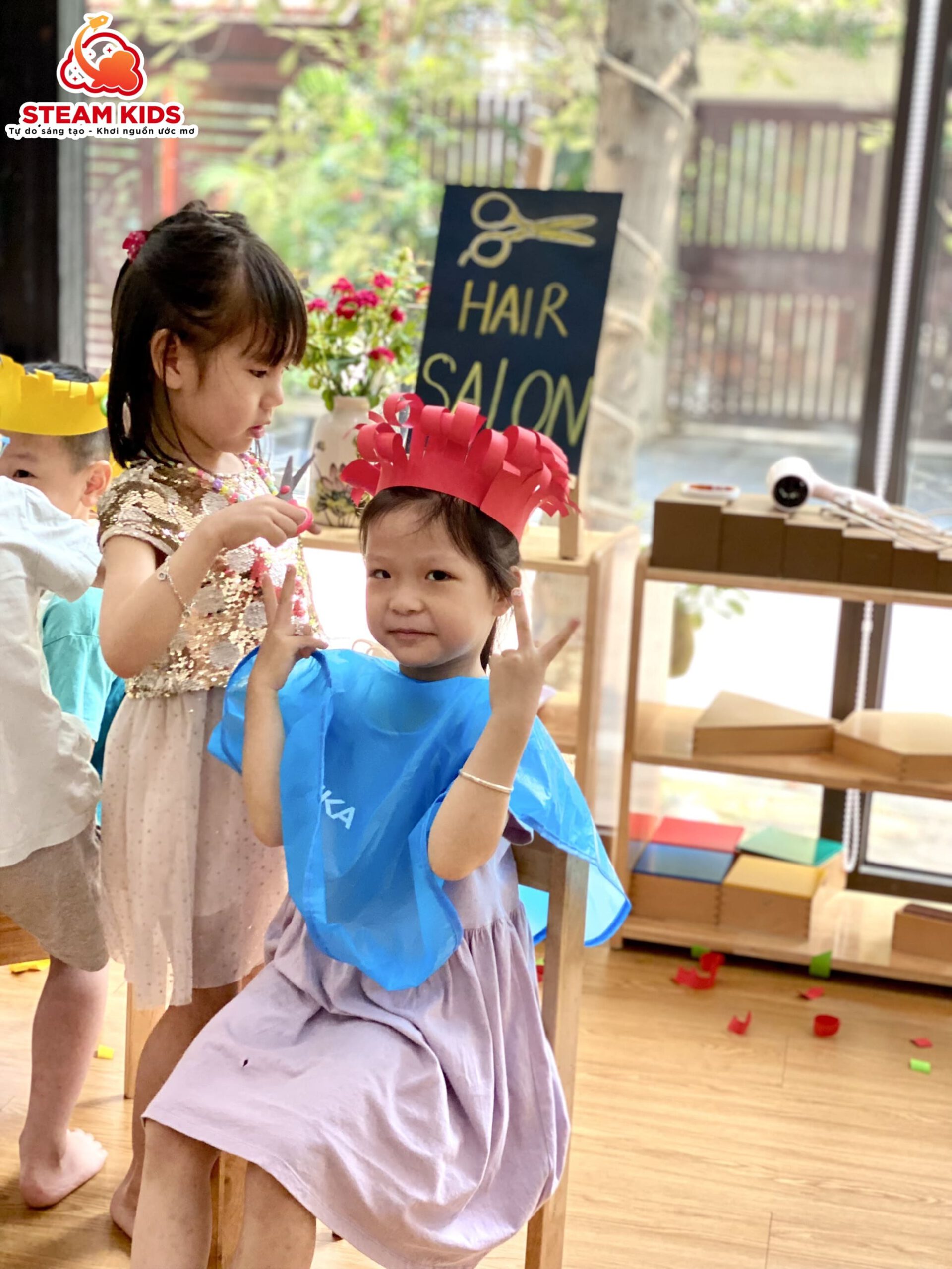 NHÀ TẠO MẪU TÓC TÍ HON NHÀ TẠO MẪU TÓC TÍ HON - Trường Mầm Non STEAM KIDS