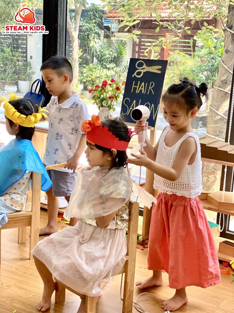 NHÀ TẠO MẪU TÓC TÍ HON NHÀ TẠO MẪU TÓC TÍ HON - Trường Mầm Non STEAM KIDS