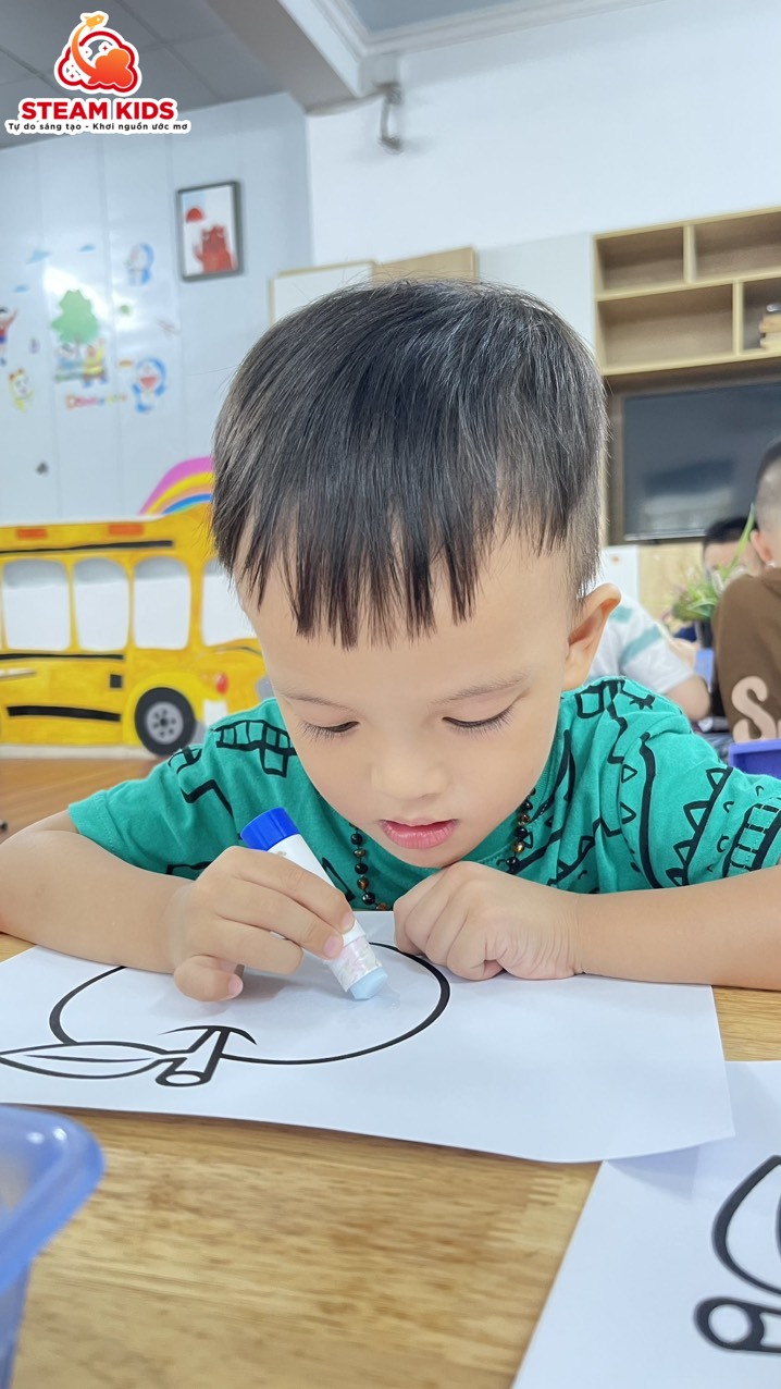 TẠO HÌNH: “DÁN QUẢ TÁO BẰNG GIẤY MÀU” TẠO HÌNH: “DÁN QUẢ TÁO BẰNG GIẤY MÀU” - Trường Mầm Non STEAM KIDS