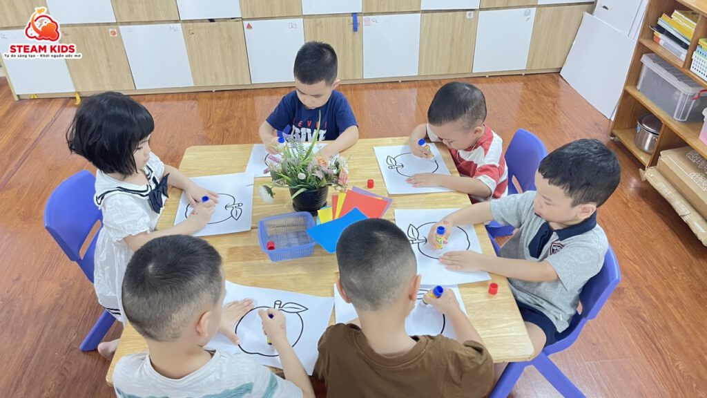 TẠO HÌNH: “DÁN QUẢ TÁO BẰNG GIẤY MÀU” TẠO HÌNH: “DÁN QUẢ TÁO BẰNG GIẤY MÀU” - Trường Mầm Non STEAM KIDS
