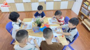 TẠO HÌNH: “DÁN QUẢ TÁO BẰNG GIẤY MÀU” - Trường Mầm Non STEAM KIDS