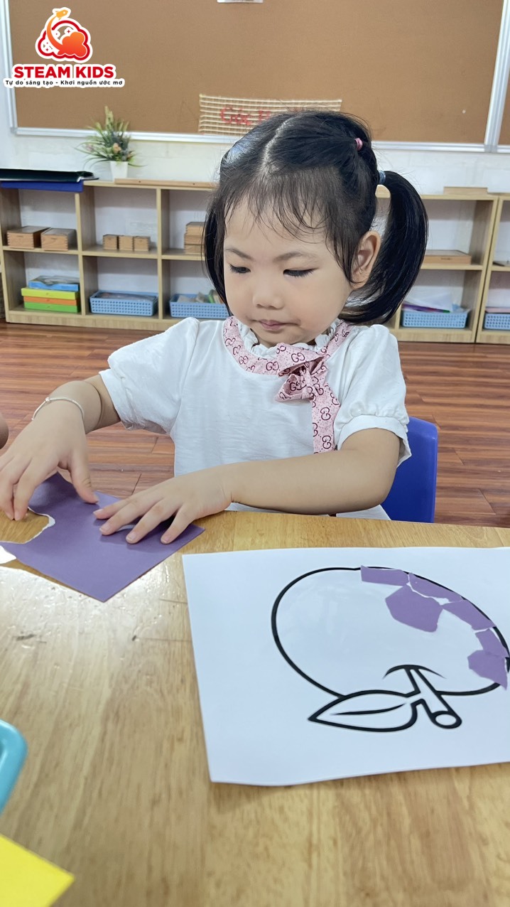 TẠO HÌNH: “DÁN QUẢ TÁO BẰNG GIẤY MÀU” TẠO HÌNH: “DÁN QUẢ TÁO BẰNG GIẤY MÀU” - Trường Mầm Non STEAM KIDS