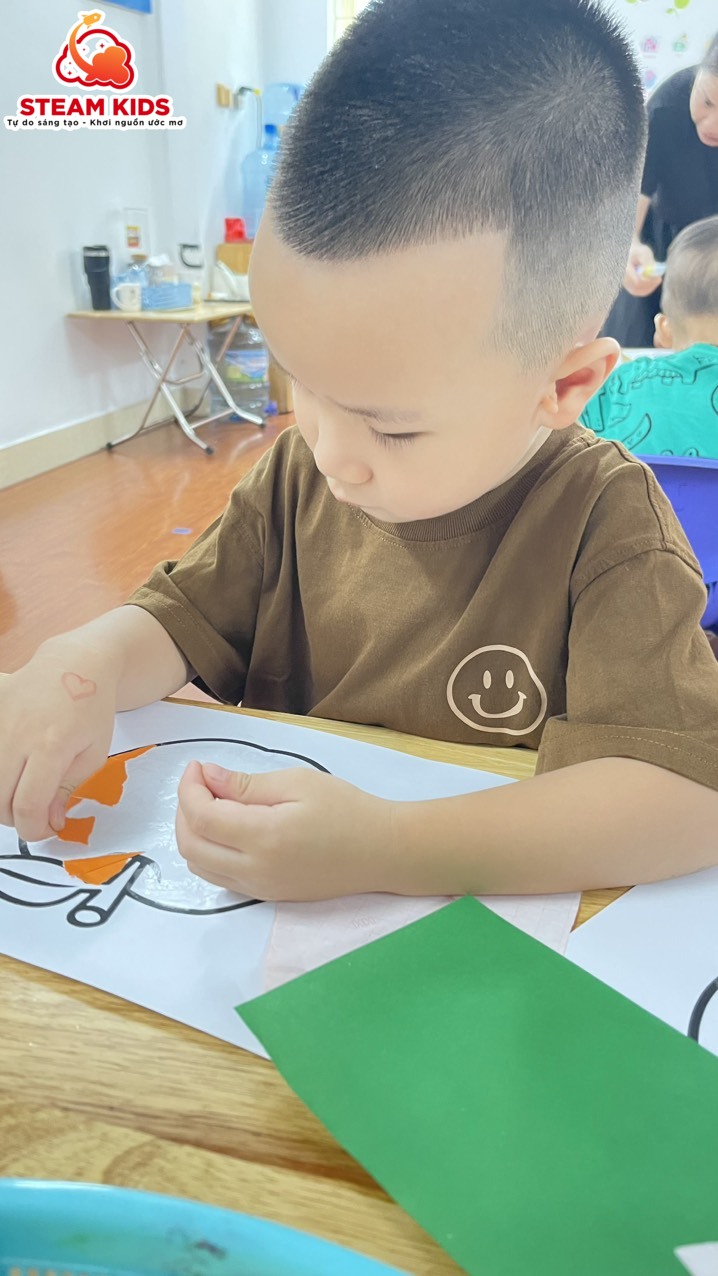 TẠO HÌNH: “DÁN QUẢ TÁO BẰNG GIẤY MÀU” TẠO HÌNH: “DÁN QUẢ TÁO BẰNG GIẤY MÀU” - Trường Mầm Non STEAM KIDS