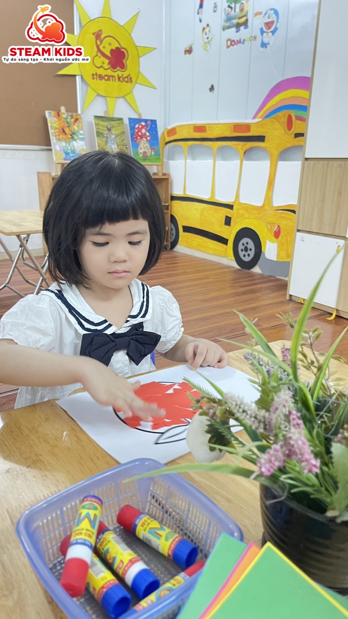 TẠO HÌNH: “DÁN QUẢ TÁO BẰNG GIẤY MÀU” TẠO HÌNH: “DÁN QUẢ TÁO BẰNG GIẤY MÀU” - Trường Mầm Non STEAM KIDS