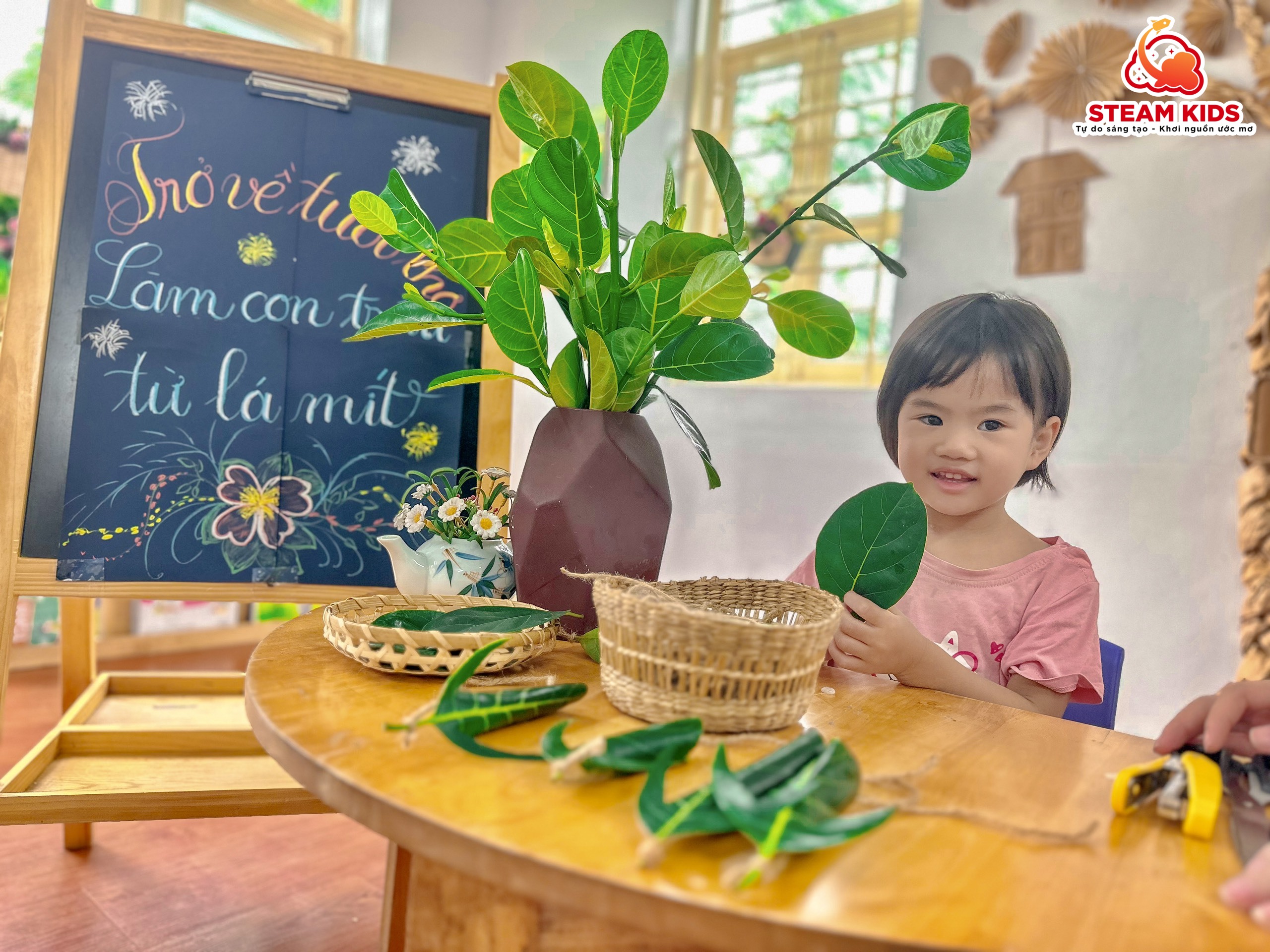 HOẠT ĐỘNG TRẢI NGHIỆM: TRỞ VỀ TUỔI THƠ - LÀM CON TRÂU TỪ LÁ MÍT HOẠT ĐỘNG TRẢI NGHIỆM: TRỞ VỀ TUỔI THƠ - LÀM CON TRÂU TỪ LÁ MÍT - Trường Mầm Non STEAM KIDS