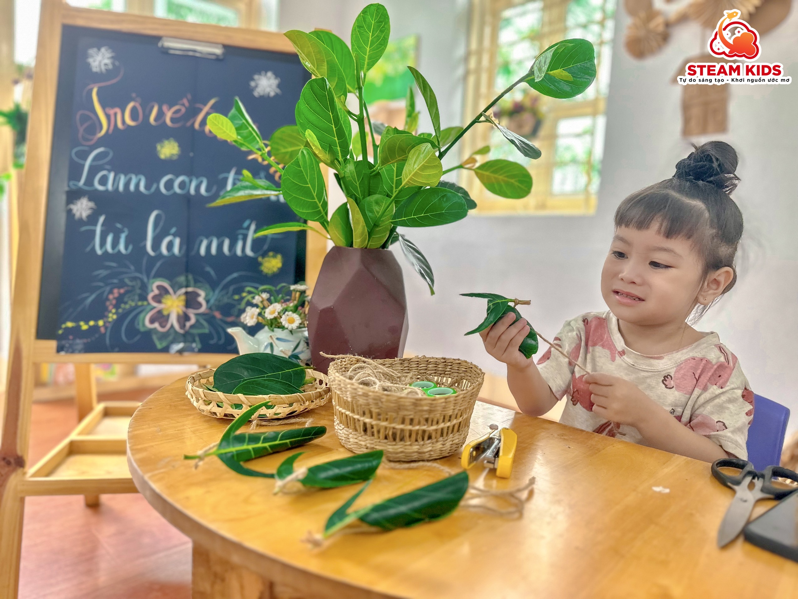 HOẠT ĐỘNG TRẢI NGHIỆM: TRỞ VỀ TUỔI THƠ - LÀM CON TRÂU TỪ LÁ MÍT HOẠT ĐỘNG TRẢI NGHIỆM: TRỞ VỀ TUỔI THƠ - LÀM CON TRÂU TỪ LÁ MÍT - Trường Mầm Non STEAM KIDS