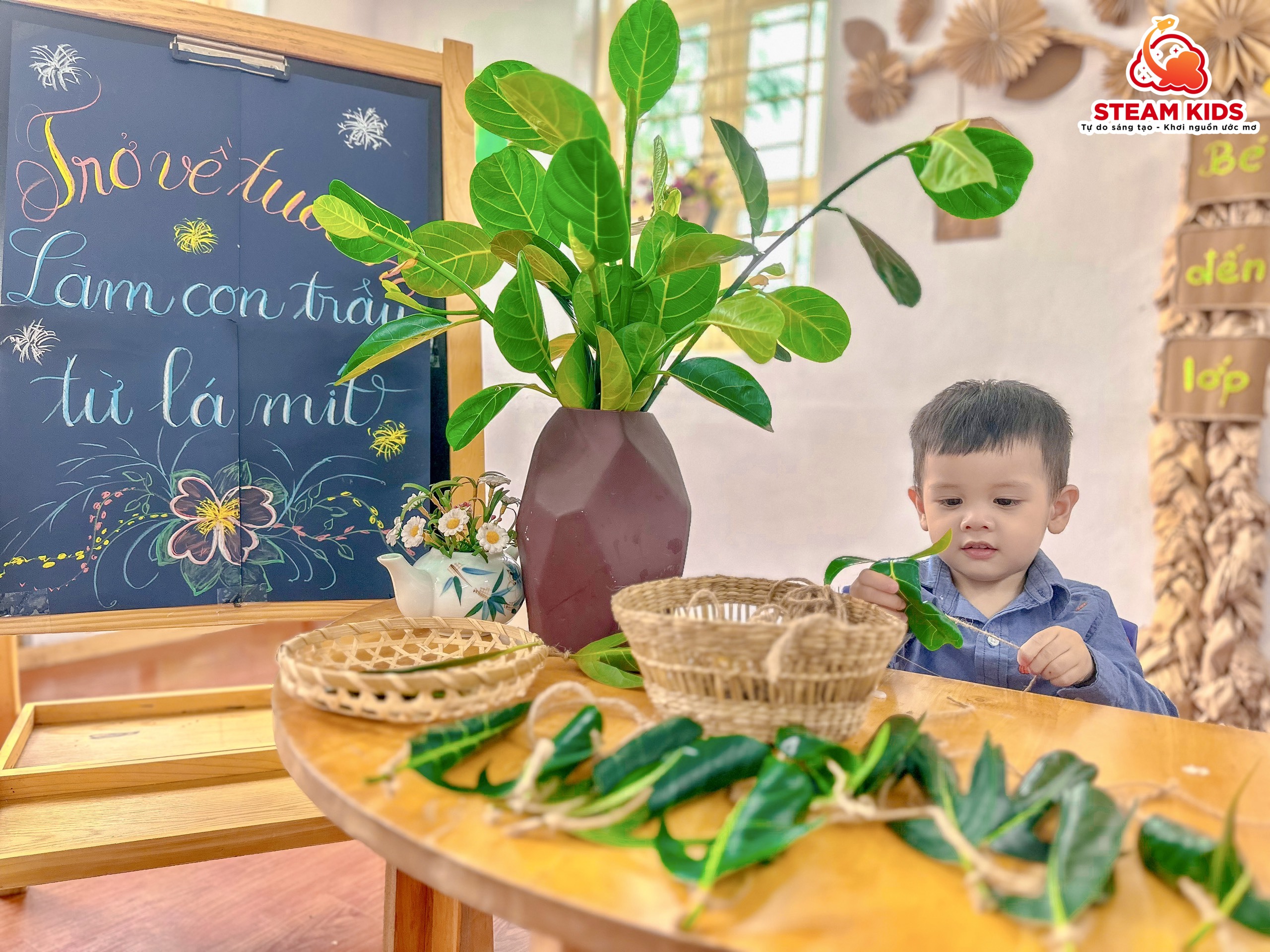 HOẠT ĐỘNG TRẢI NGHIỆM: TRỞ VỀ TUỔI THƠ - LÀM CON TRÂU TỪ LÁ MÍT HOẠT ĐỘNG TRẢI NGHIỆM: TRỞ VỀ TUỔI THƠ - LÀM CON TRÂU TỪ LÁ MÍT - Trường Mầm Non STEAM KIDS