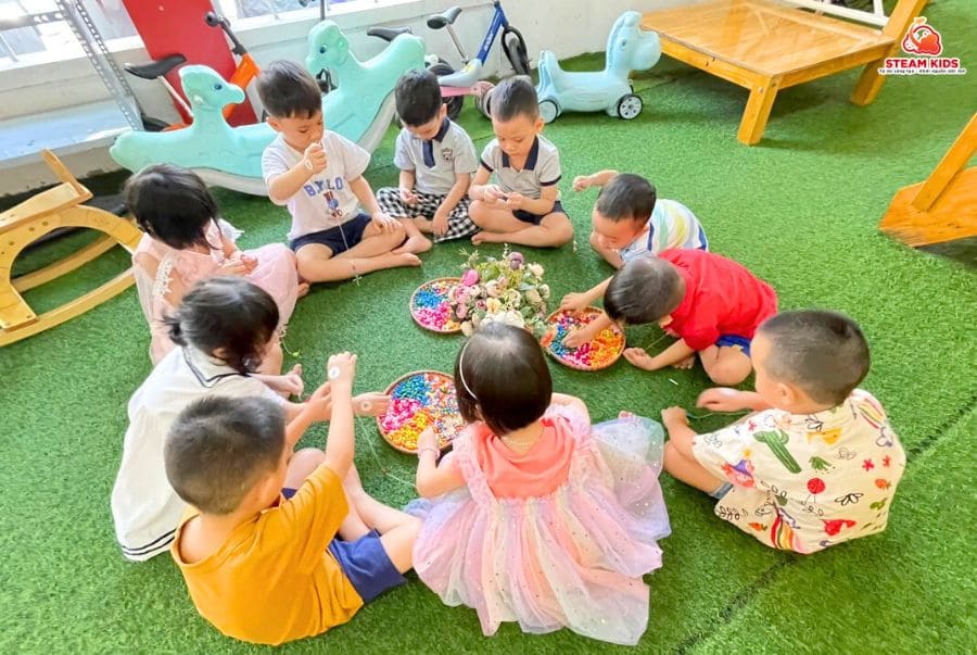 BÉ LÀM VÒNG TAY TẶNG MẸ BÉ LÀM VÒNG TAY TẶNG MẸ - Trường Mầm Non STEAM KIDS