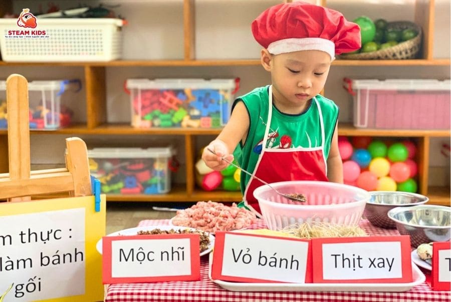COOKING ẨM THỰC: BÉ LÀM BÁNH GỐI COOKING ẨM THỰC: BÉ LÀM BÁNH GỐI - Trường Mầm Non STEAM KIDS
