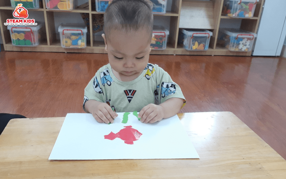 HOẠT ĐỘNG TẠO HÌNH XÉ DÁN CON CÁ HOẠT ĐỘNG TẠO HÌNH XÉ DÁN CON CÁ - Trường Mầm Non STEAM KIDS