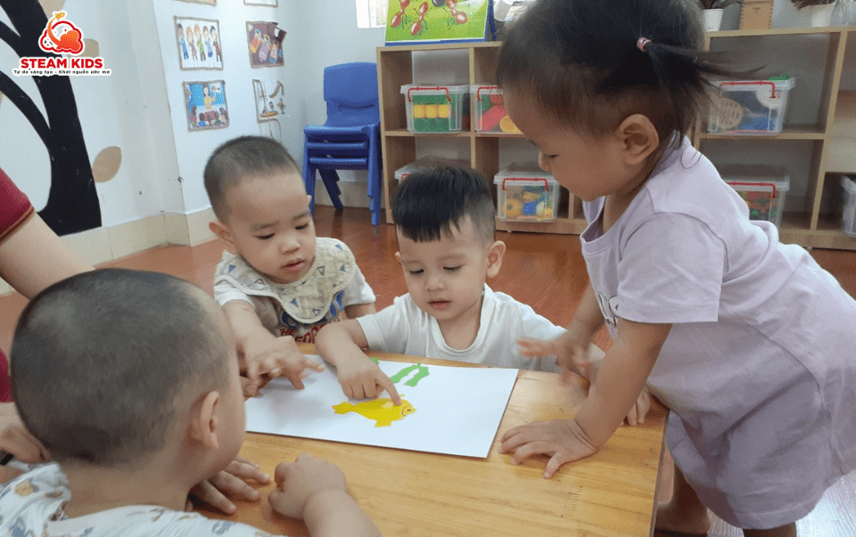 HOẠT ĐỘNG TẠO HÌNH XÉ DÁN CON CÁ HOẠT ĐỘNG TẠO HÌNH XÉ DÁN CON CÁ - Trường Mầm Non STEAM KIDS