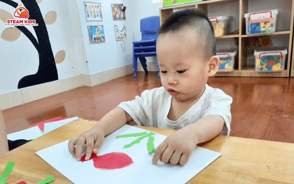 HOẠT ĐỘNG TẠO HÌNH XÉ DÁN CON CÁ HOẠT ĐỘNG TẠO HÌNH XÉ DÁN CON CÁ - Trường Mầm Non STEAM KIDS