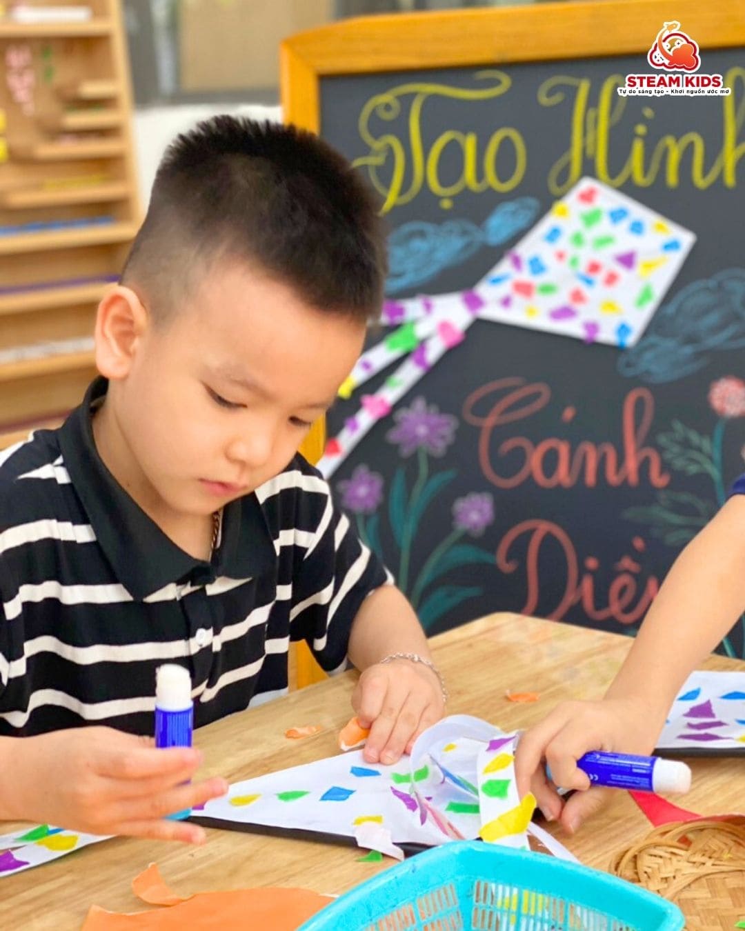 TẠO HÌNH SÁNG TẠO: LÀM CÁNH DIỀU LỚP STEAM 16 TẠO HÌNH SÁNG TẠO: LÀM CÁNH DIỀU LỚP STEAM 16 - Trường Mầm Non STEAM KIDS