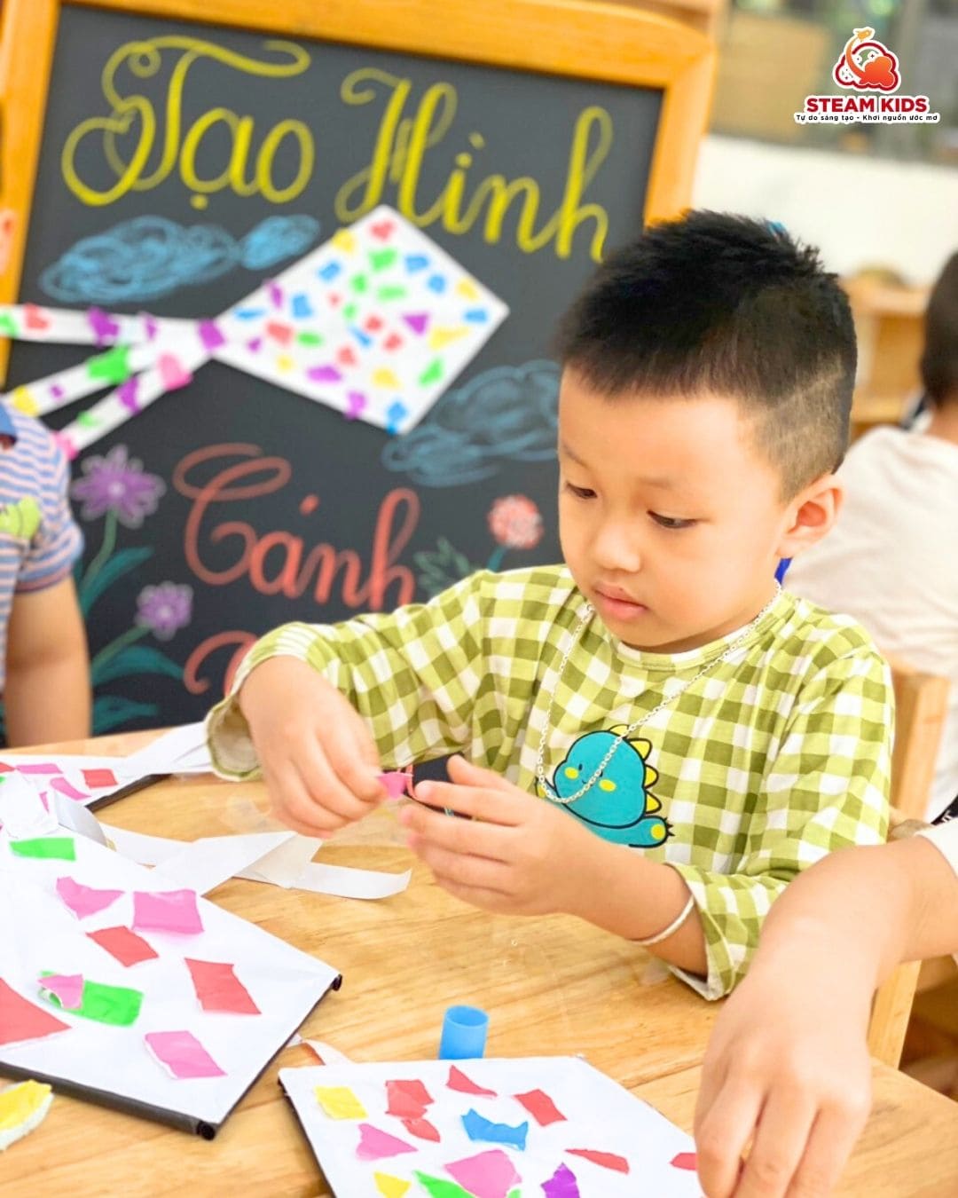TẠO HÌNH SÁNG TẠO: LÀM CÁNH DIỀU LỚP STEAM 16 TẠO HÌNH SÁNG TẠO: LÀM CÁNH DIỀU LỚP STEAM 16 - Trường Mầm Non STEAM KIDS