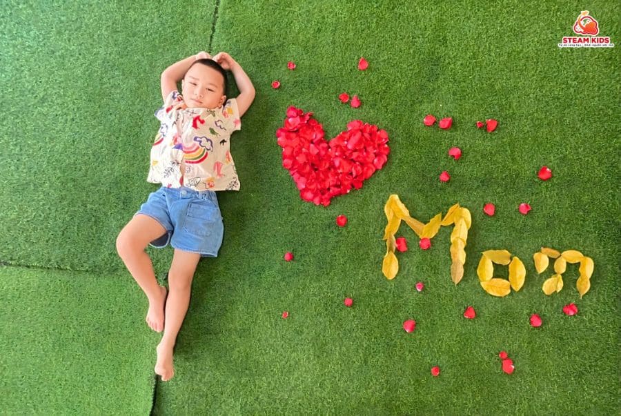 BÉ LÀM VÒNG TAY TẶNG MẸ BÉ LÀM VÒNG TAY TẶNG MẸ - Trường Mầm Non STEAM KIDS