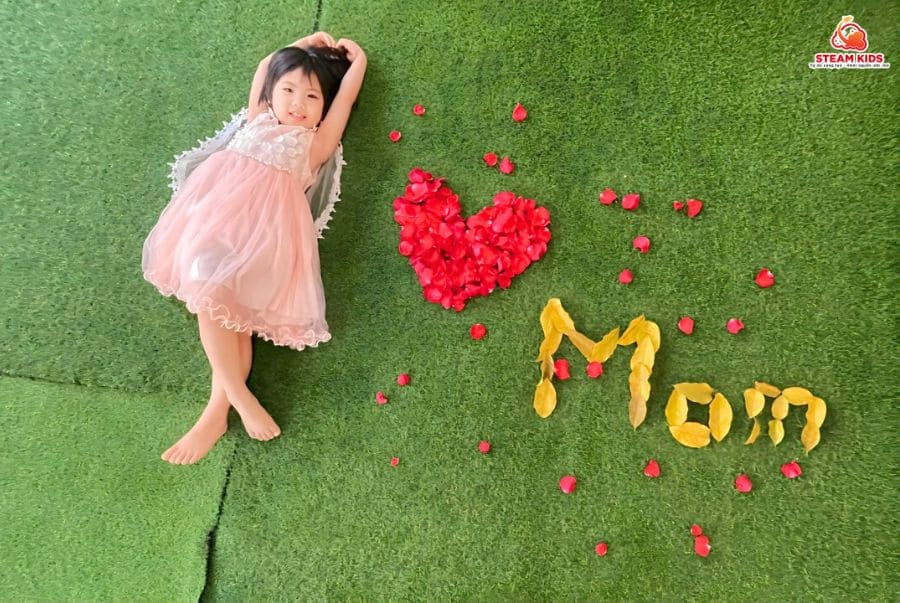BÉ LÀM VÒNG TAY TẶNG MẸ BÉ LÀM VÒNG TAY TẶNG MẸ - Trường Mầm Non STEAM KIDS