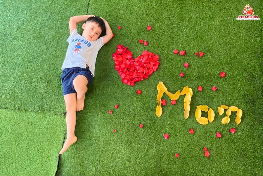 BÉ LÀM VÒNG TAY TẶNG MẸ BÉ LÀM VÒNG TAY TẶNG MẸ - Trường Mầm Non STEAM KIDS