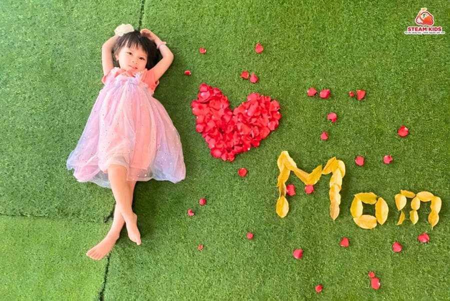 BÉ LÀM VÒNG TAY TẶNG MẸ BÉ LÀM VÒNG TAY TẶNG MẸ - Trường Mầm Non STEAM KIDS